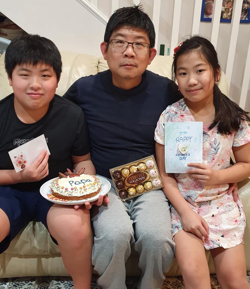 學童製作禮物致敬父親。