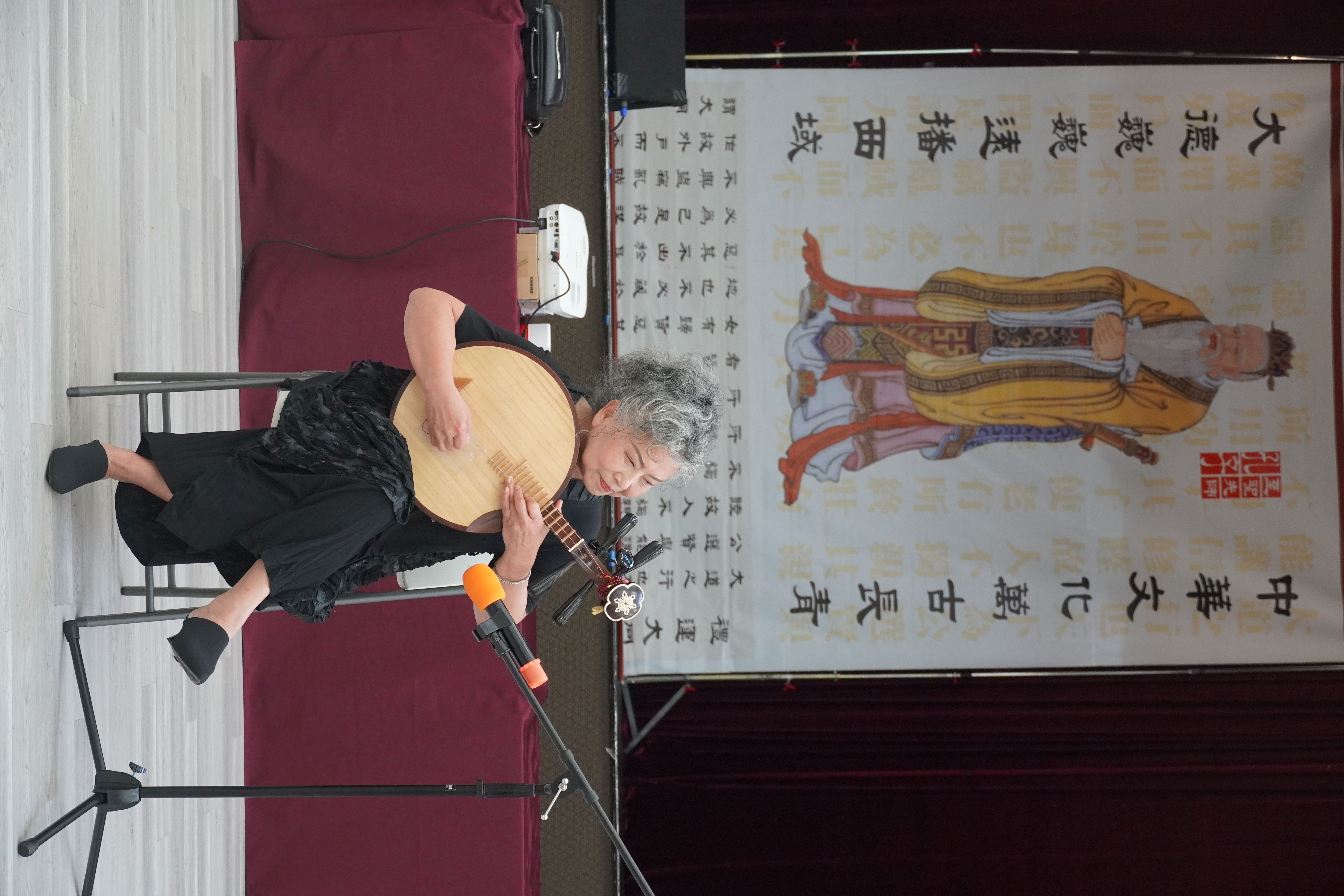 盧艷秋老師（海澳中文學校）以 46年教學資歷壓軸的月琴演奏《琴緣》