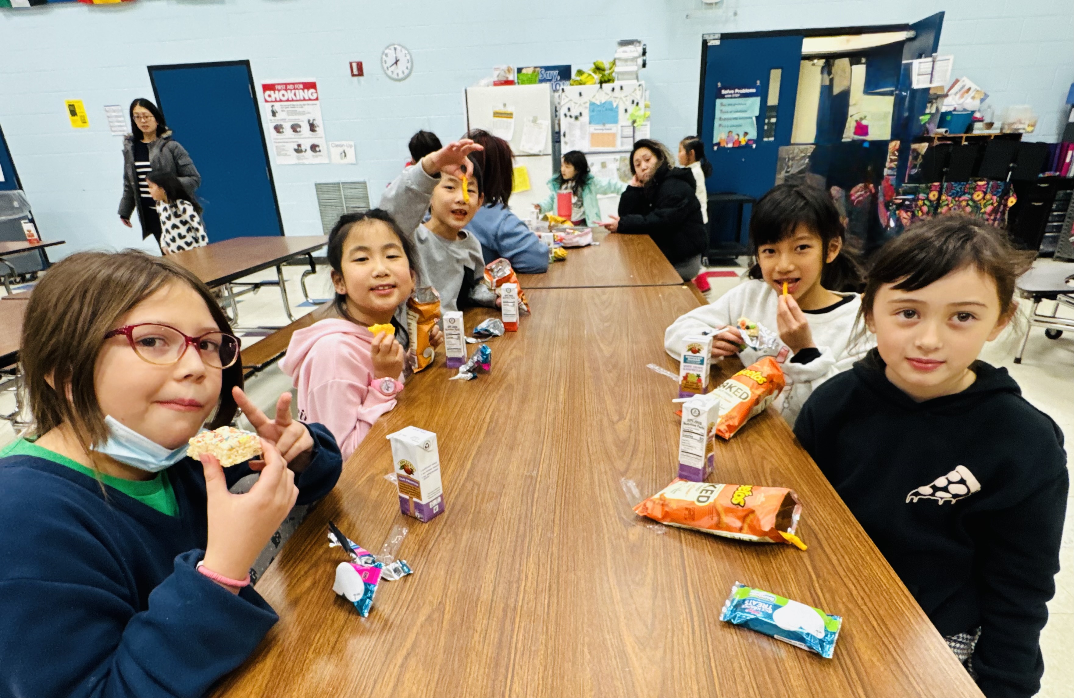 完成認字馬拉松後，學生獲得飲料點心獎勵
