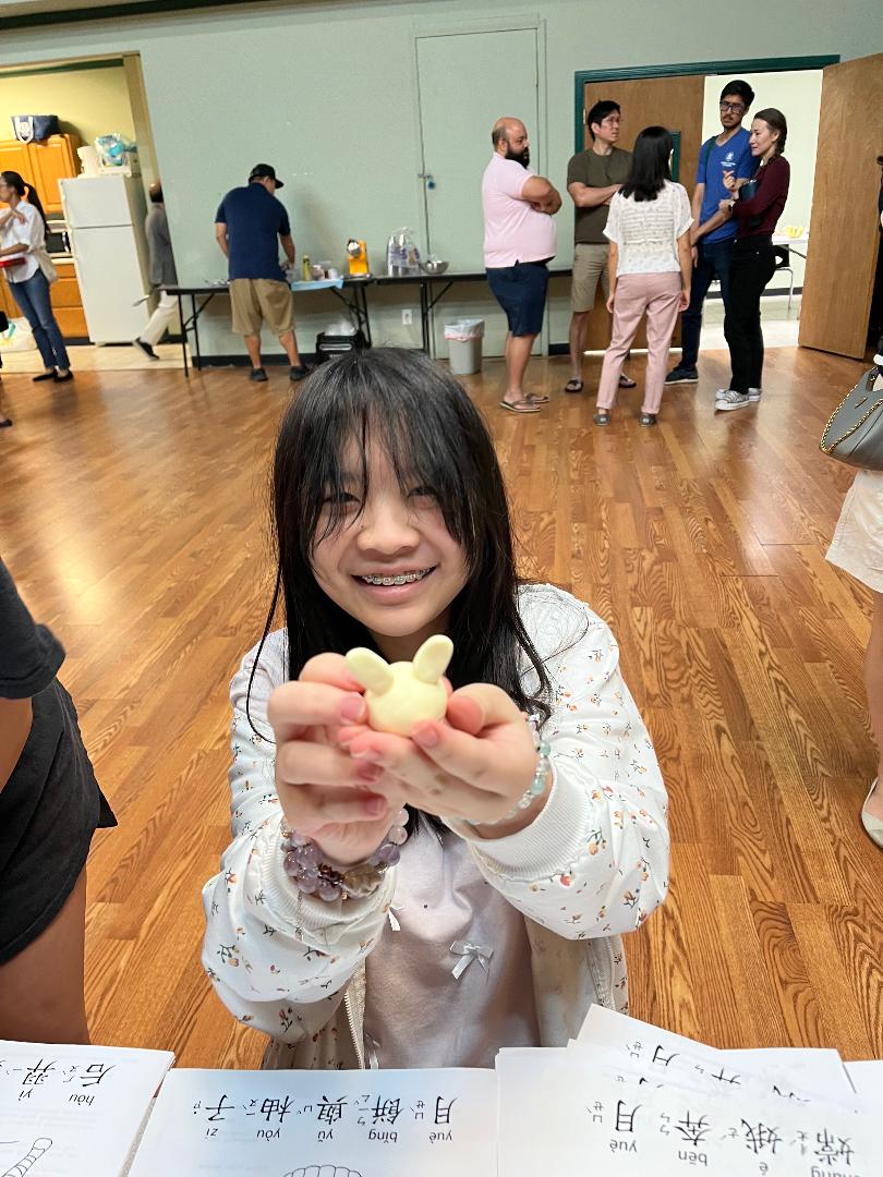 一雙雙巧手，在異鄉揉進了對傳統的思念，也揉出了節日的溫暖