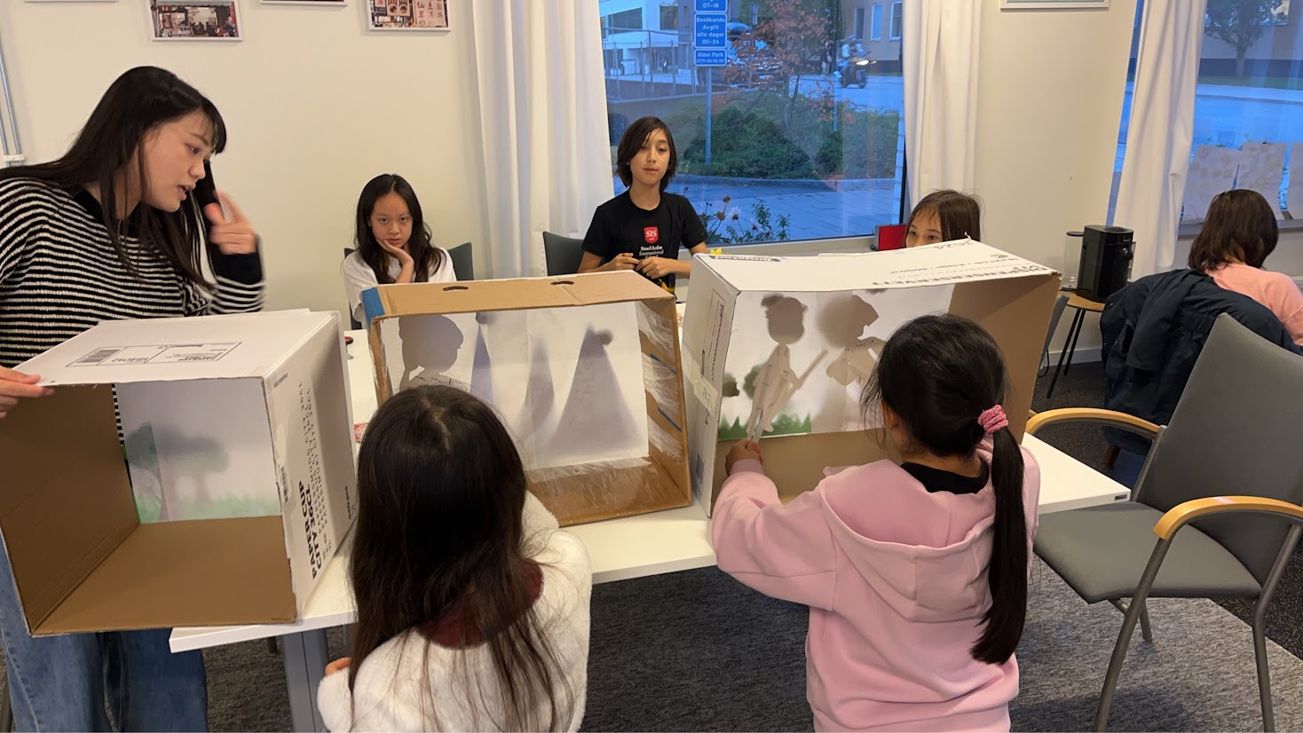 孩子完成自己的皮影戲台及戲偶