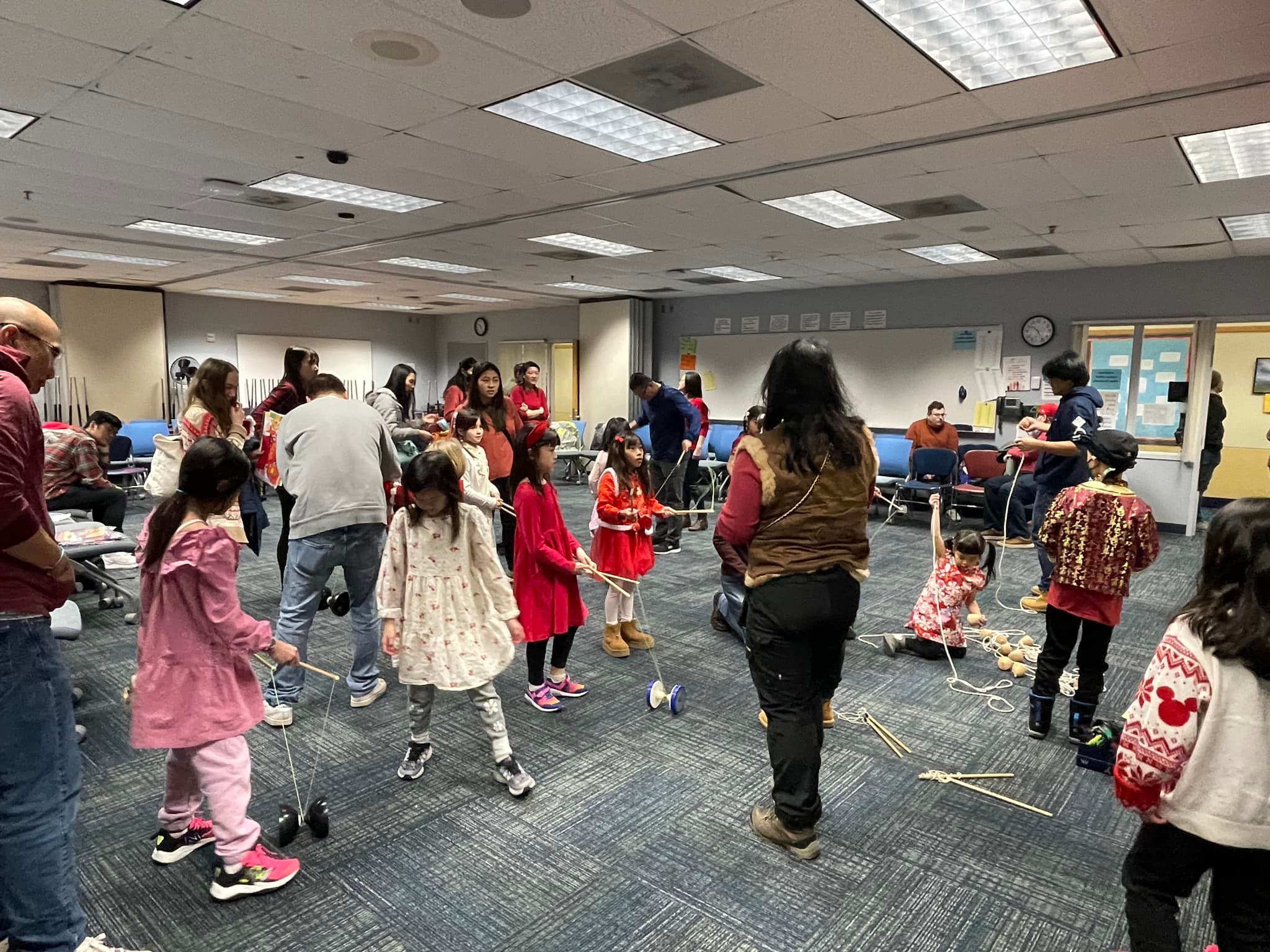 學生們學習玩扯鈴與陀螺。唉呀，陀螺飛去哪裡了？