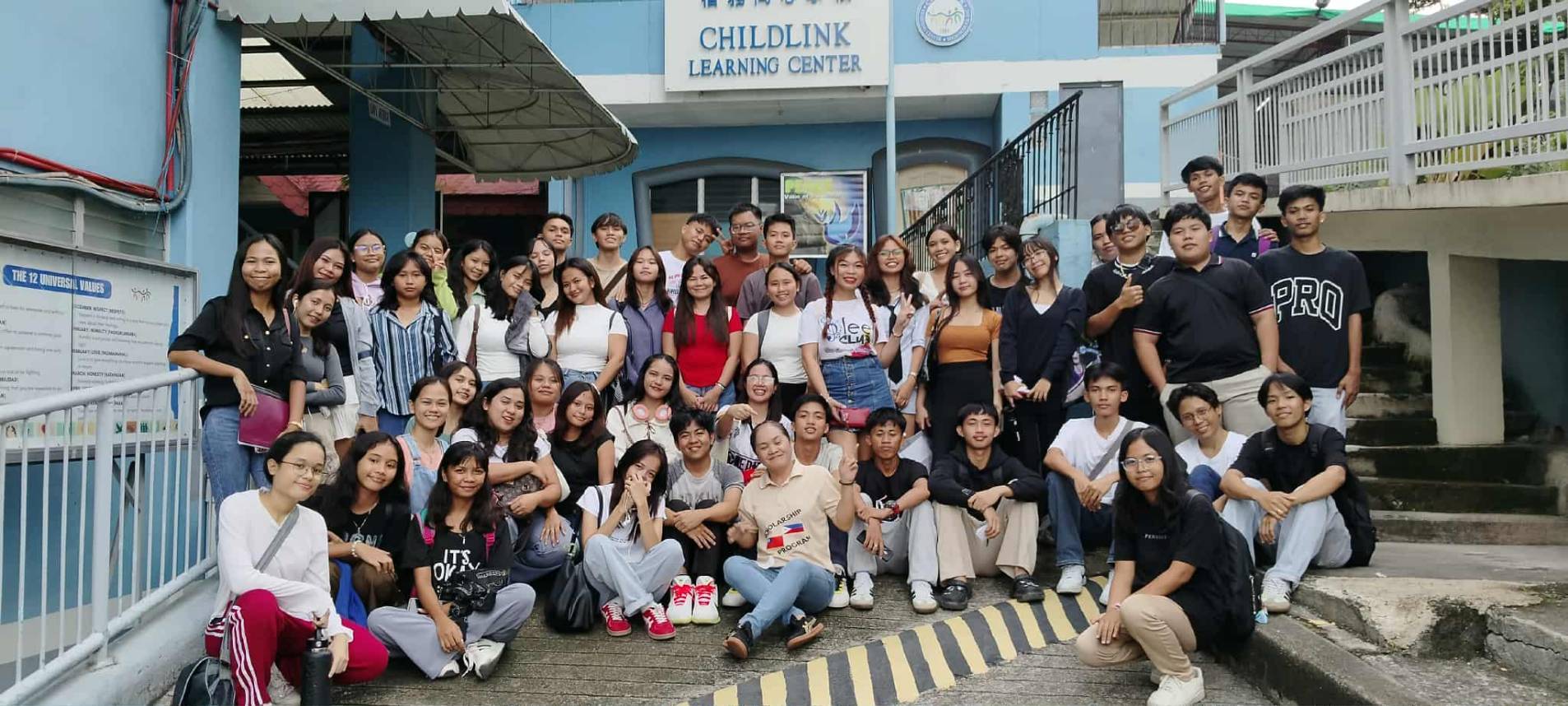 參與華語學習營的同學們與教師一同合照，齊心迎接華語挑戰