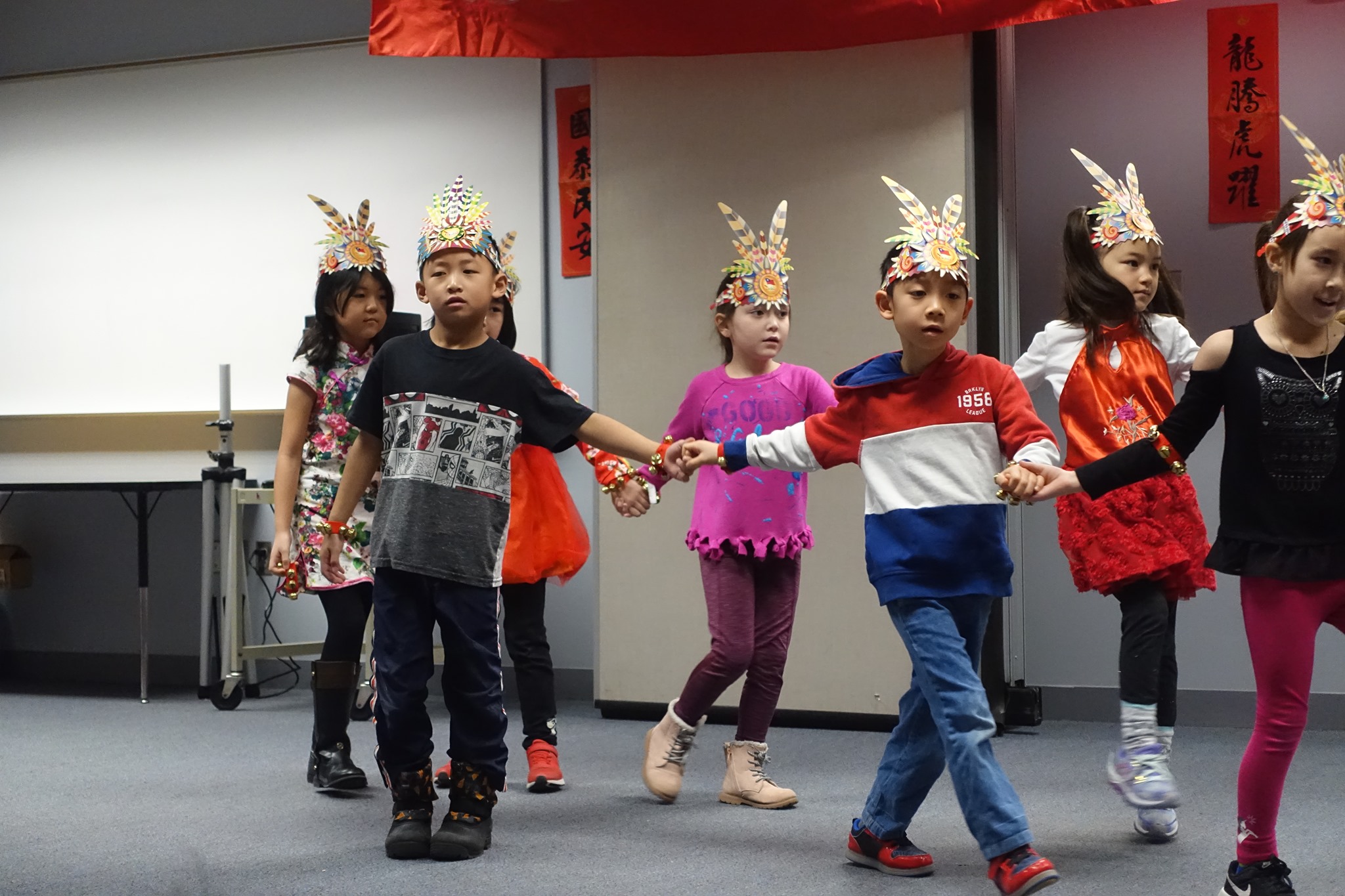 學生表演臺灣原住民舞蹈