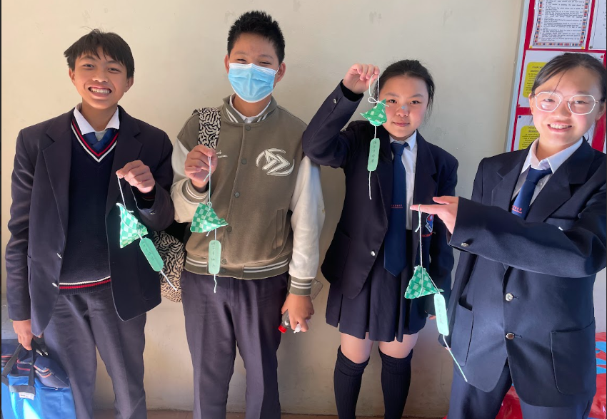 學生練習手作紙粽，體驗端午節的習俗。