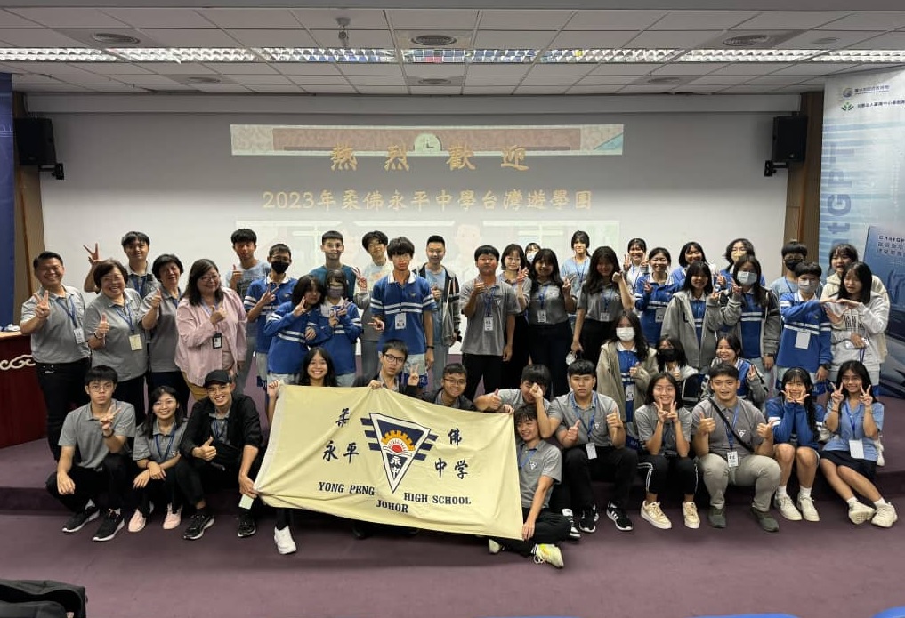 永中師生與明道中學林雯琪副校長及接待家庭學伴們拍攝合照