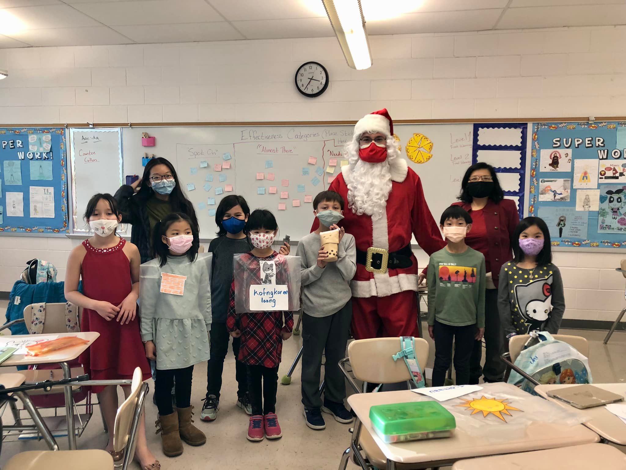 聖誕老公公挨班地發放糖果禮物