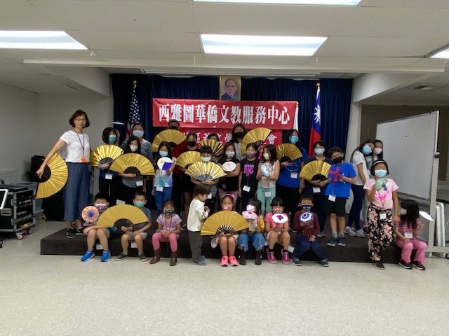 鐵扇舞學員與老師合照。