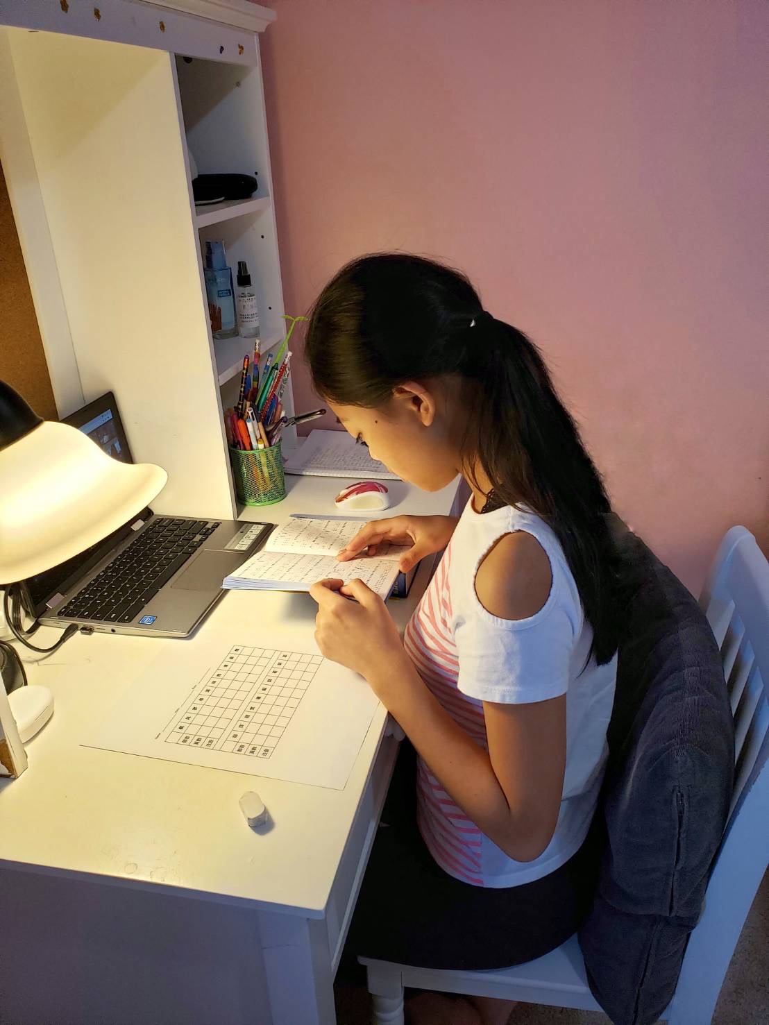 學生認真查字典的模樣