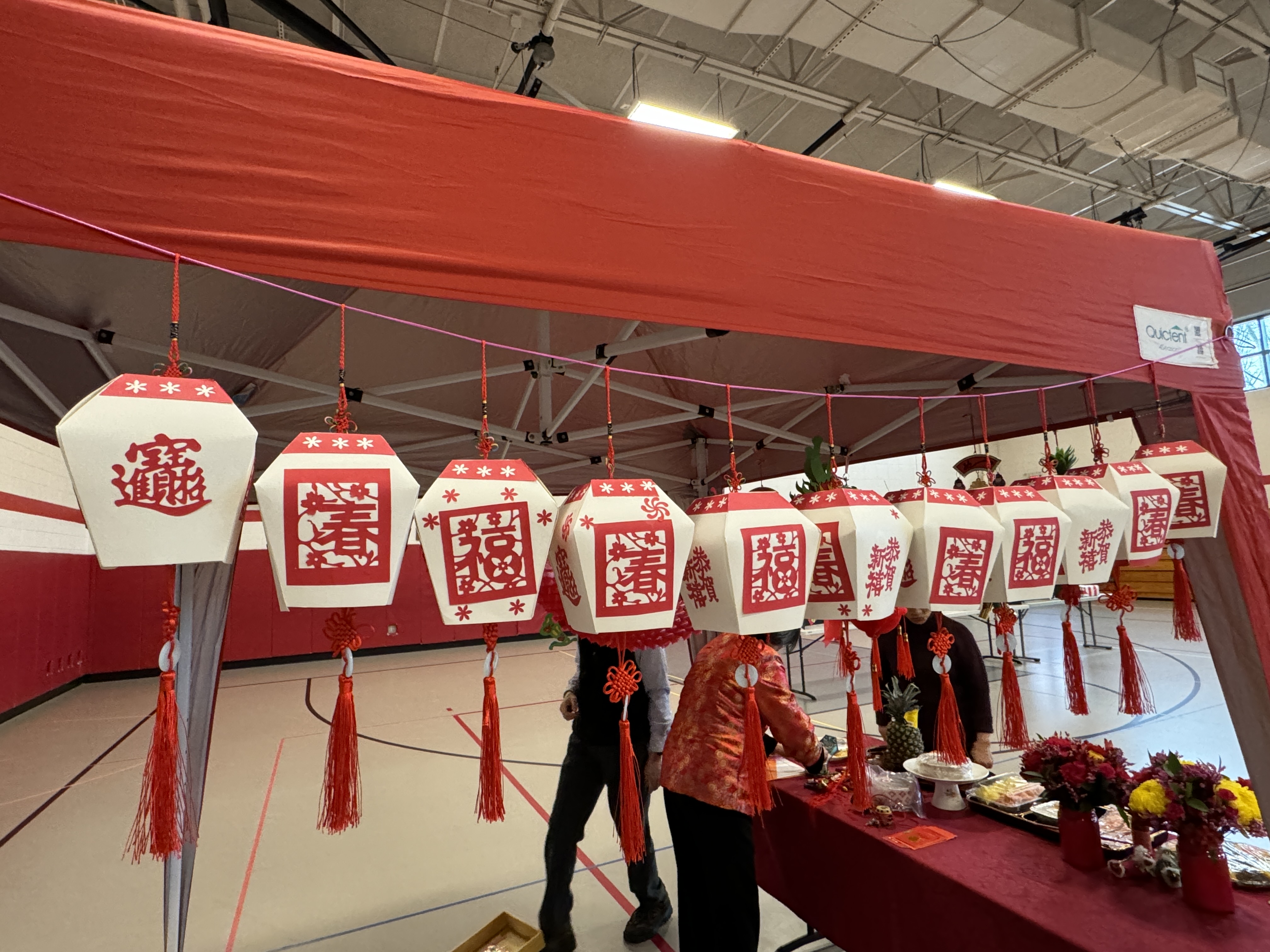 課外活動手工藝老師王月娥老師的學生作品 -  吉祥如意展天燈。材料由波士頓僑校中心提供。