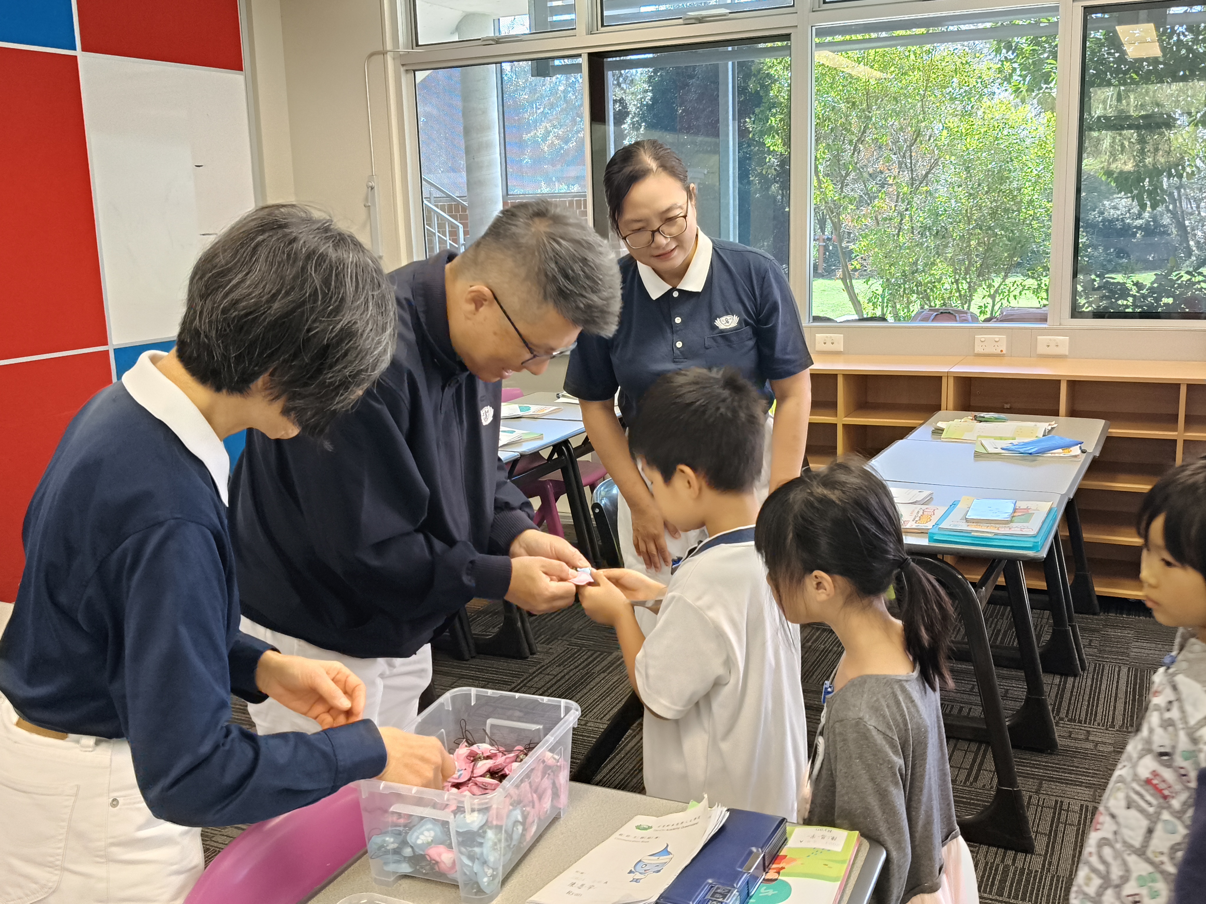 校長頒發結緣品給學生