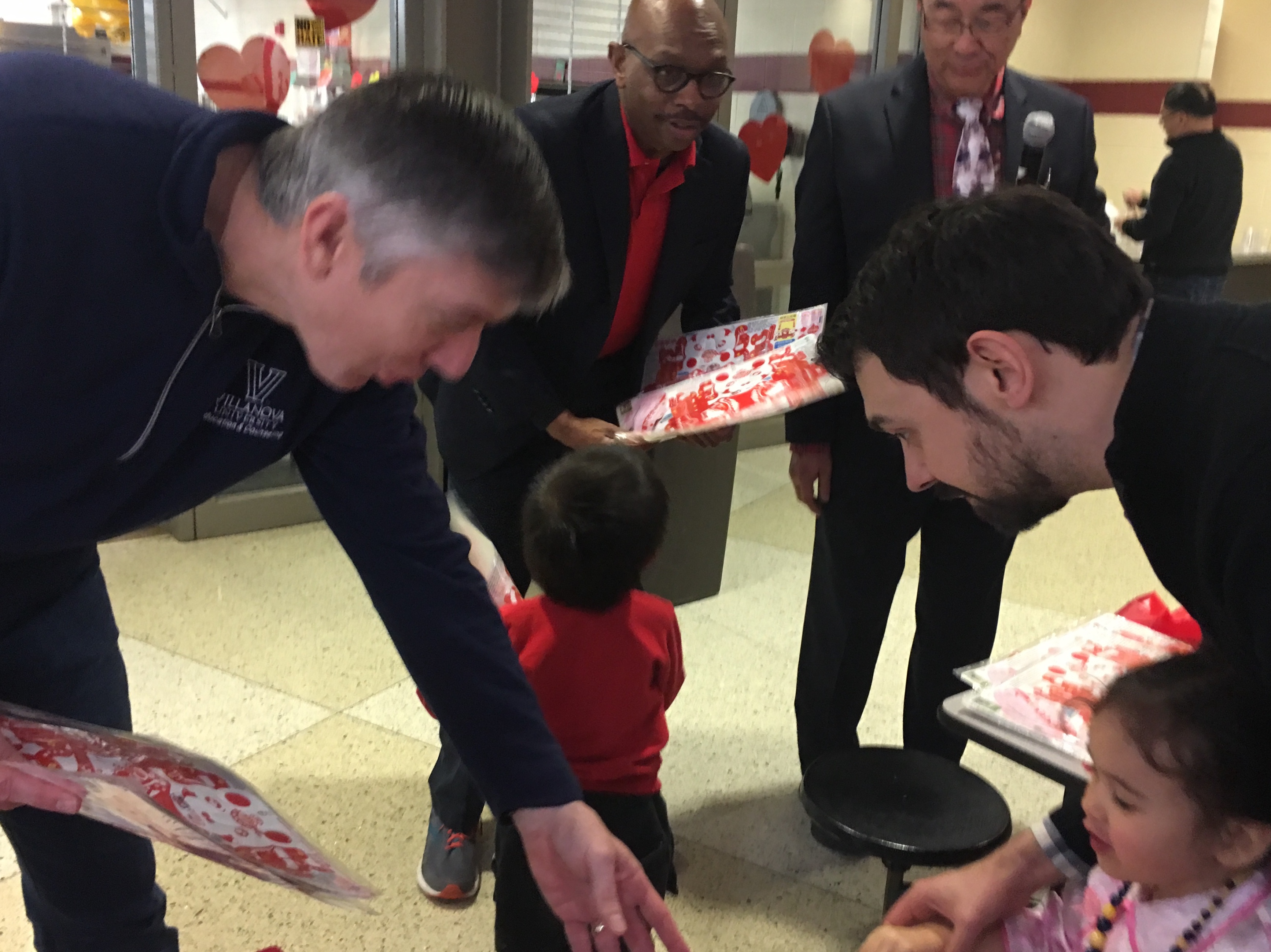 Radnor school district superintendent Mr. Kenneth Batchelor派發鼠年燈籠