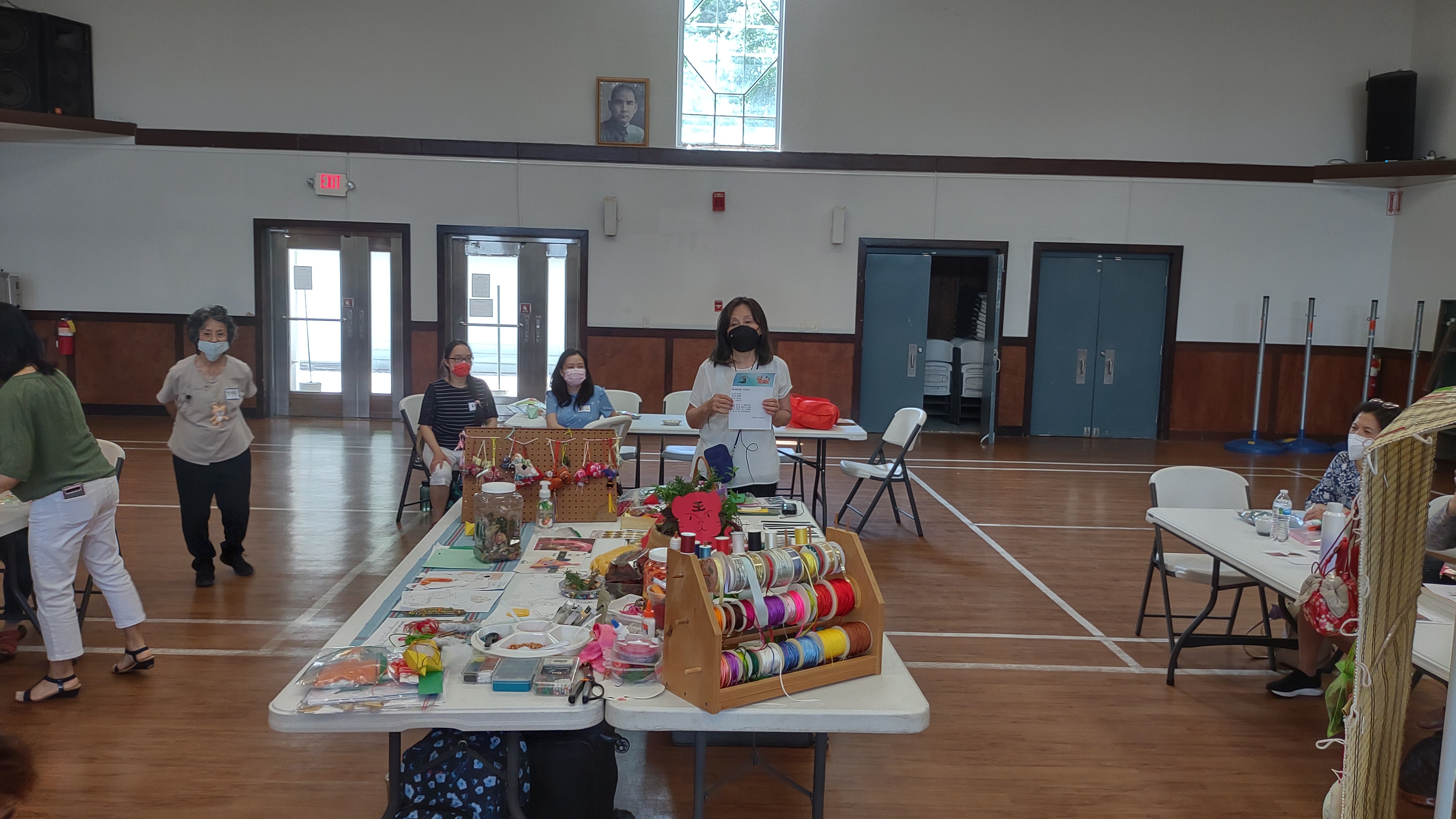 陳真玢老師講解香包製作流程。