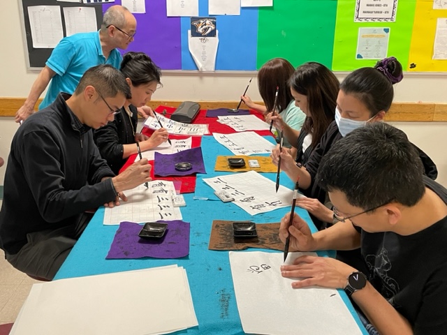 雙語成人班第一次體驗拿毛筆寫字