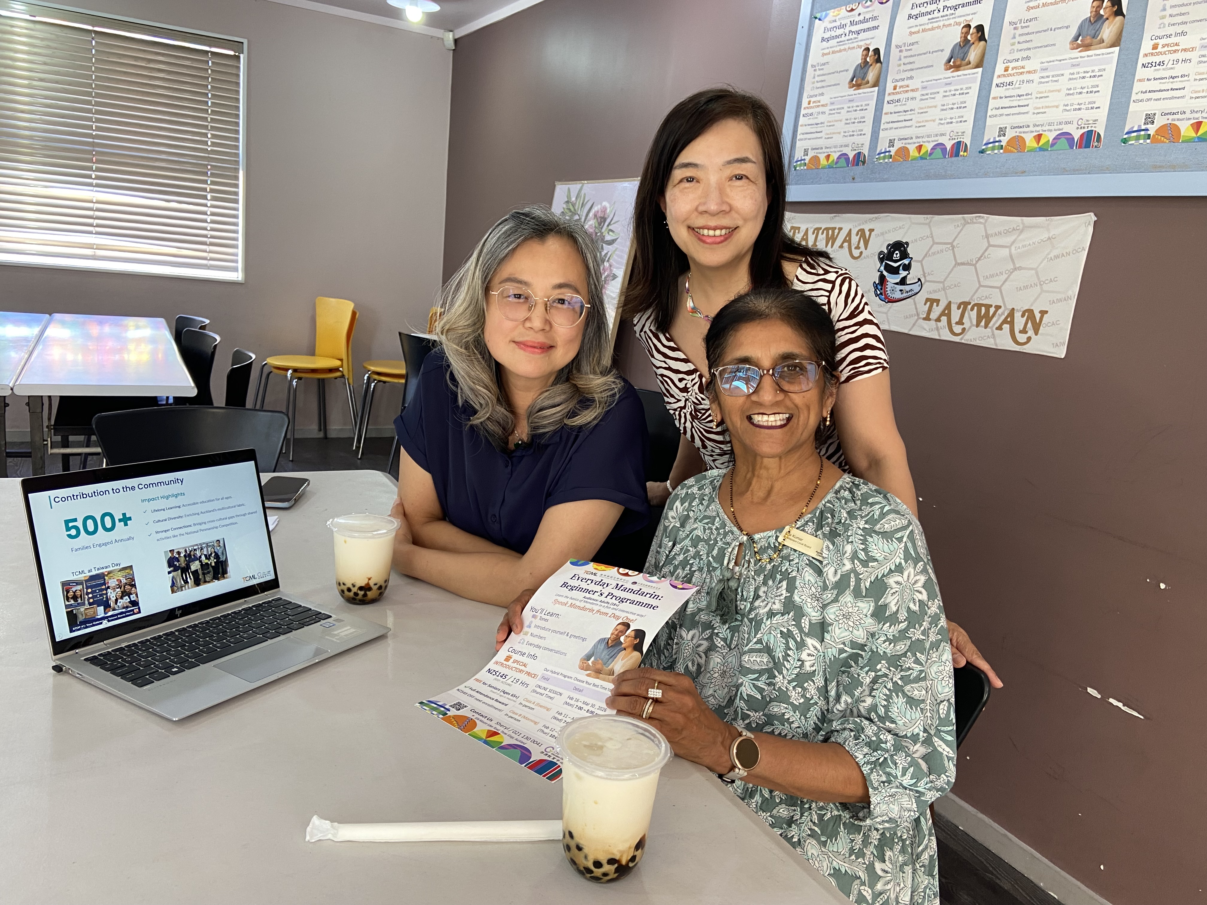聆聽簡報後開心合影。夏詠鈞老師（左）曾昭如副校長（中後）Ella Kumar副主席（右）