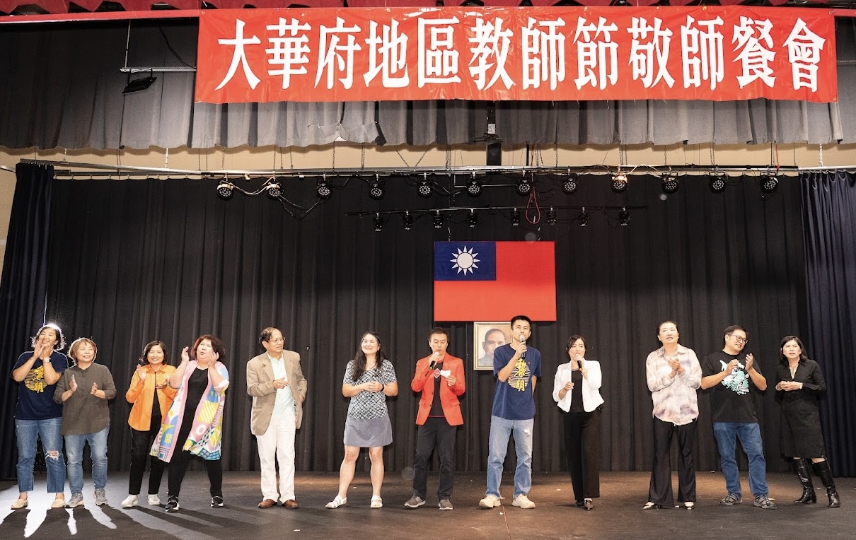 校長，各校代表上台高歌 ”朋友”