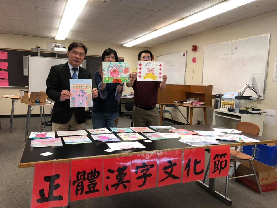 最後由三位同學得獎: 第一名是九年級的朱宸萱(左一), 第二名四年級盧法心(中), 第三名四年級黃頌芸(右一). 