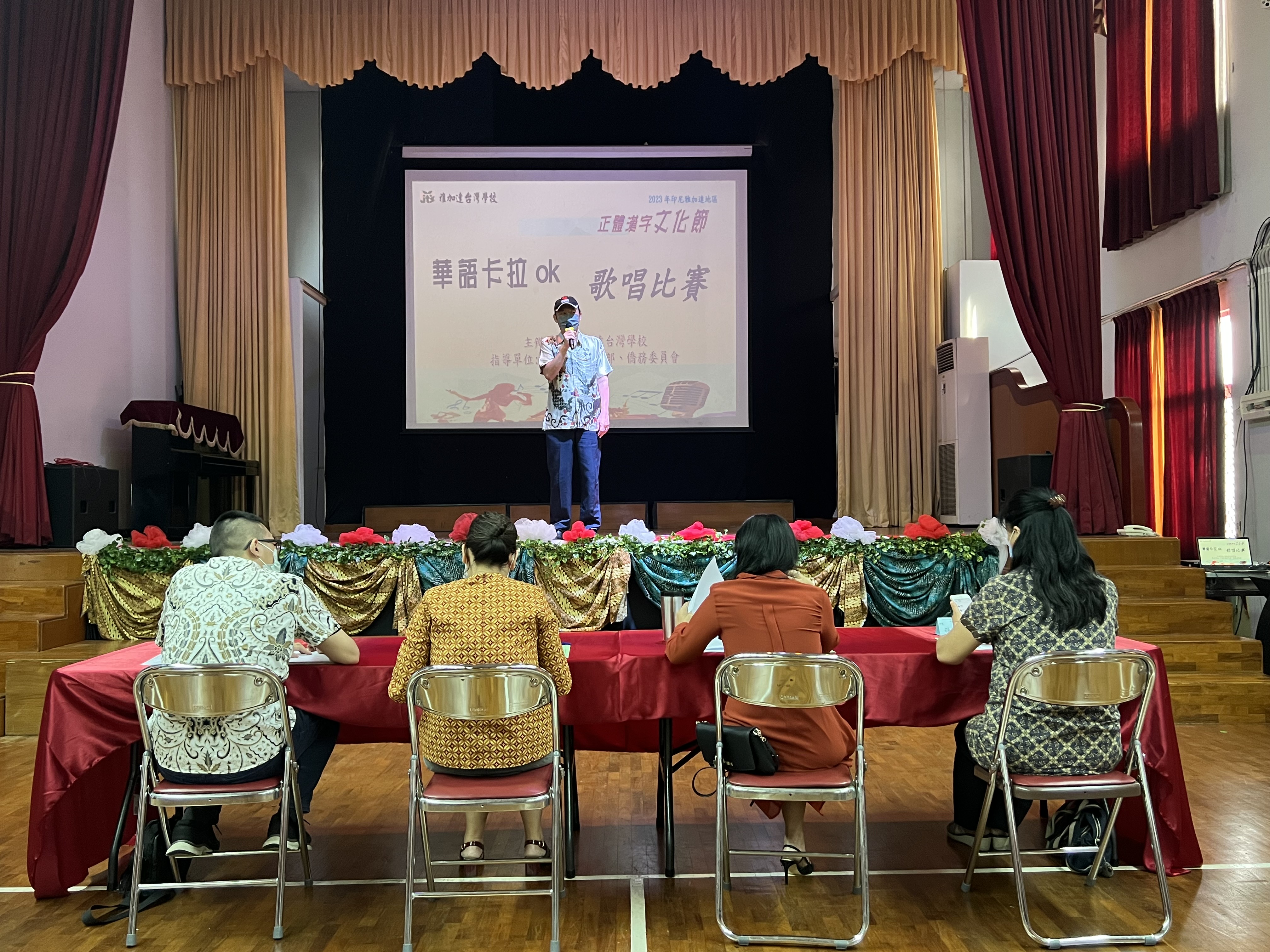 雅加達臺灣學校張晉福校長為正體漢字文化節開場並勉勵大家。