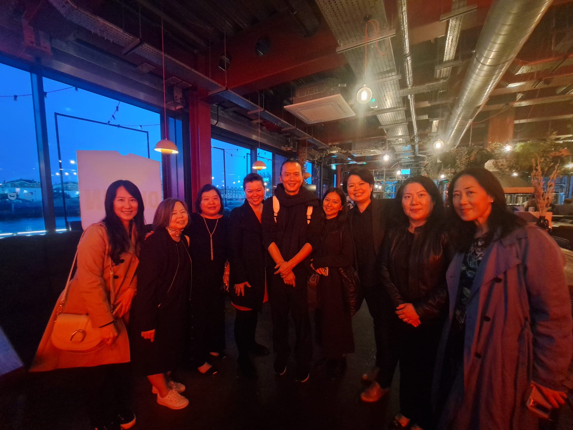 雲門總監鄭宗龍，經理莊婷琪，駐愛爾蘭代表處曾敏慧一等秘書和與會友人合照