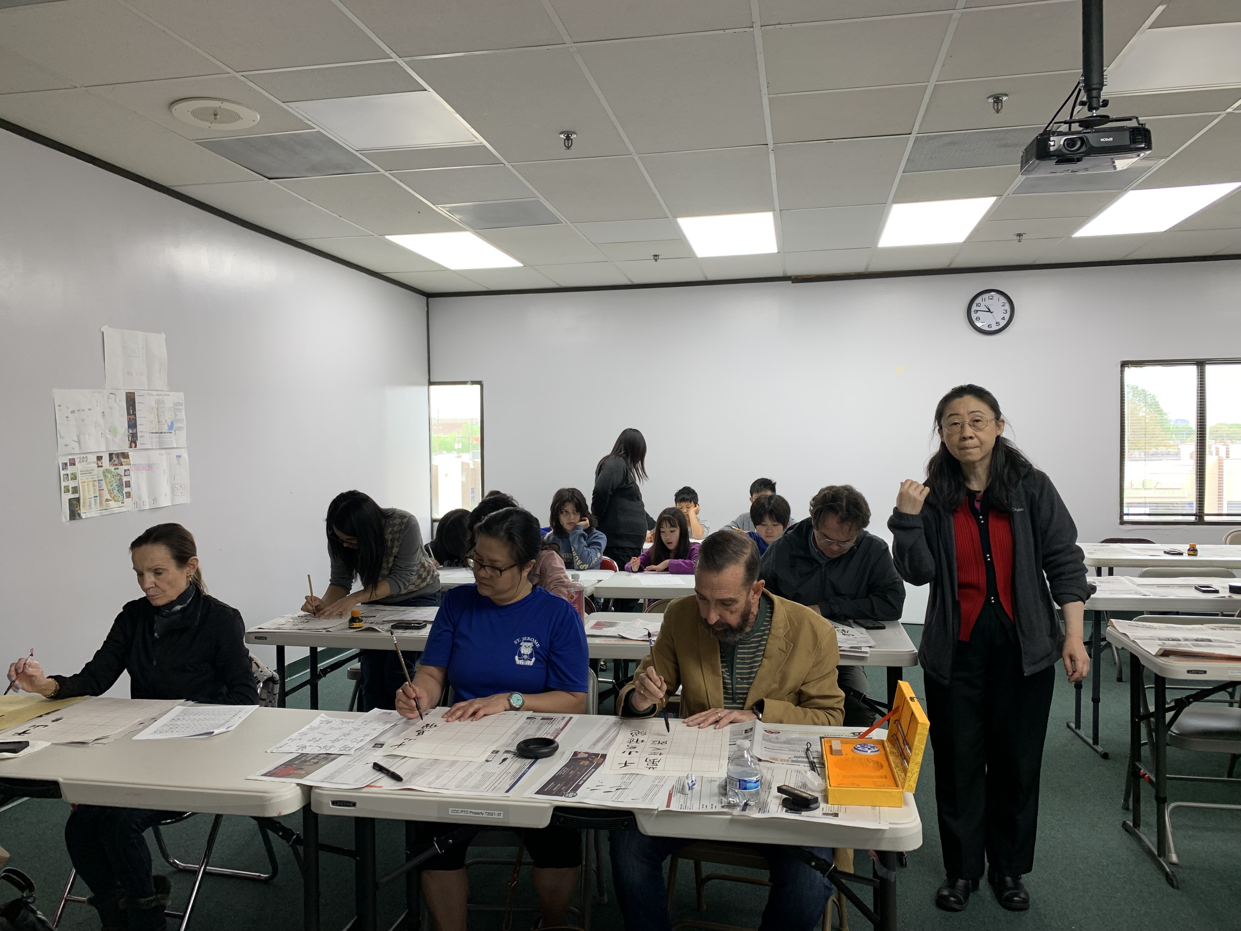 成人班學生初次體驗書法，一筆一畫全神貫注