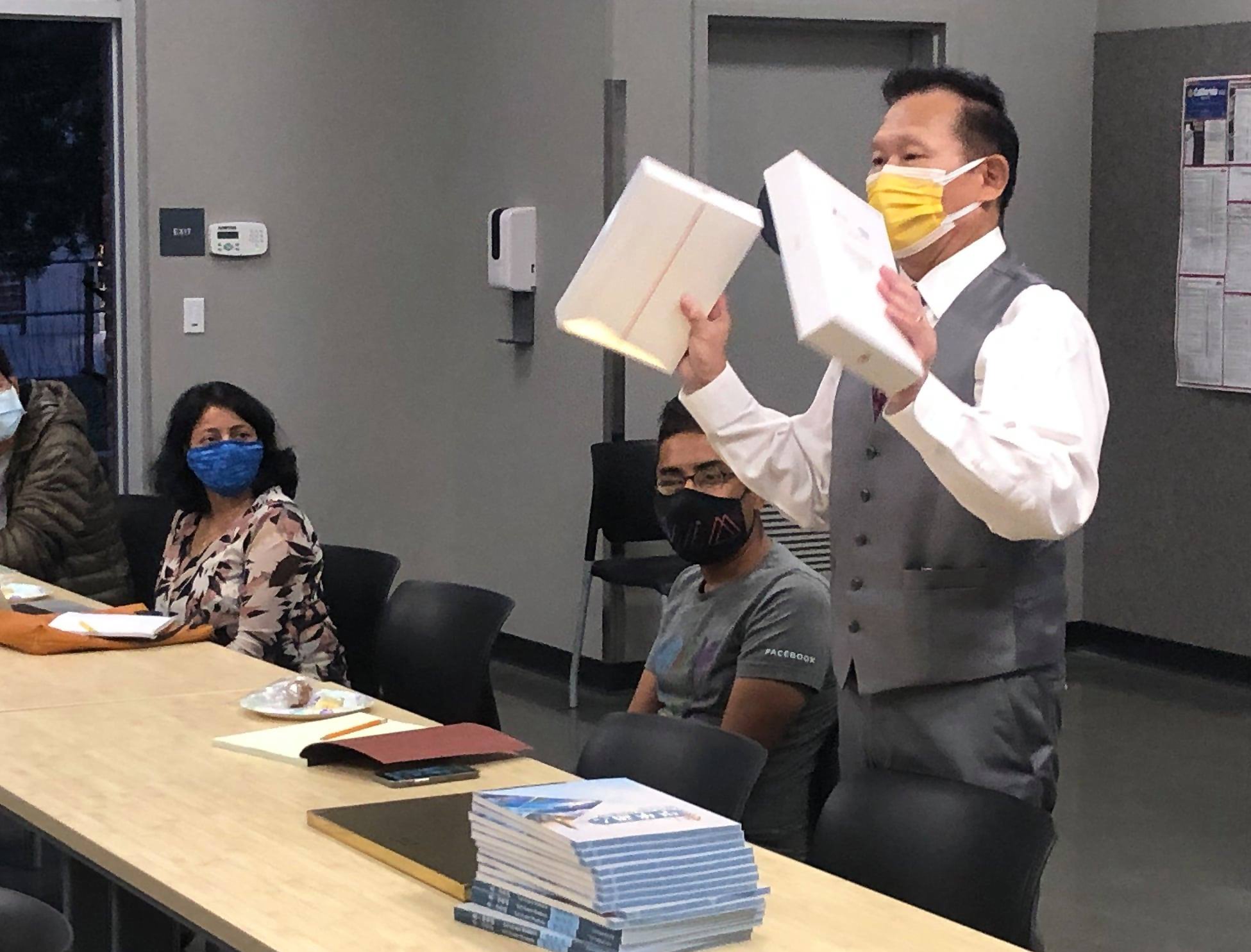 寇惠風校長介紹成人華語文二語教材：《來！學華語》