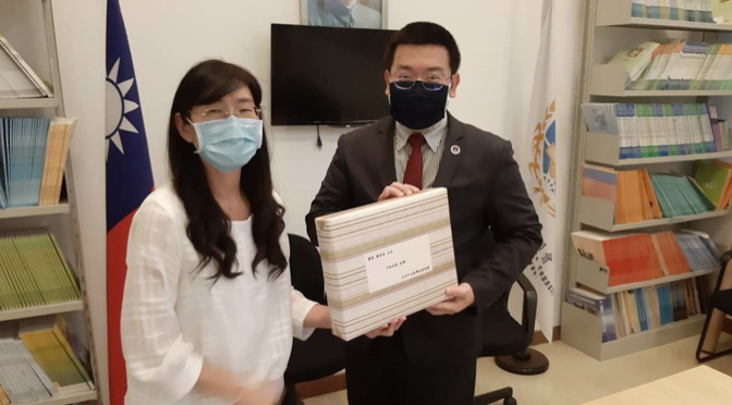 趙士縈會長(左)致贈禮物給詹前校主任，感謝文教中心的支持及協助。