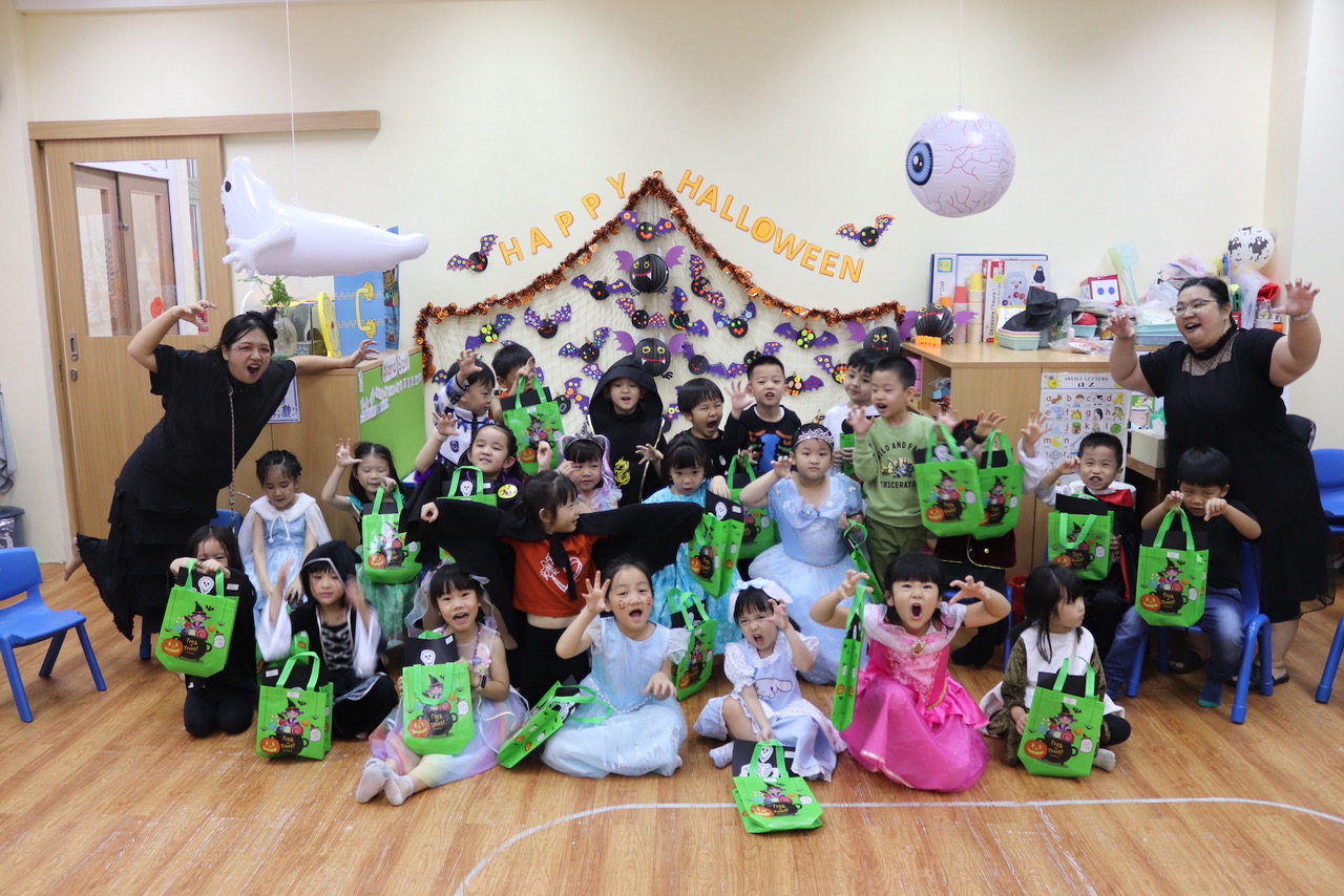 幼兒園萬聖節變裝秀合影
