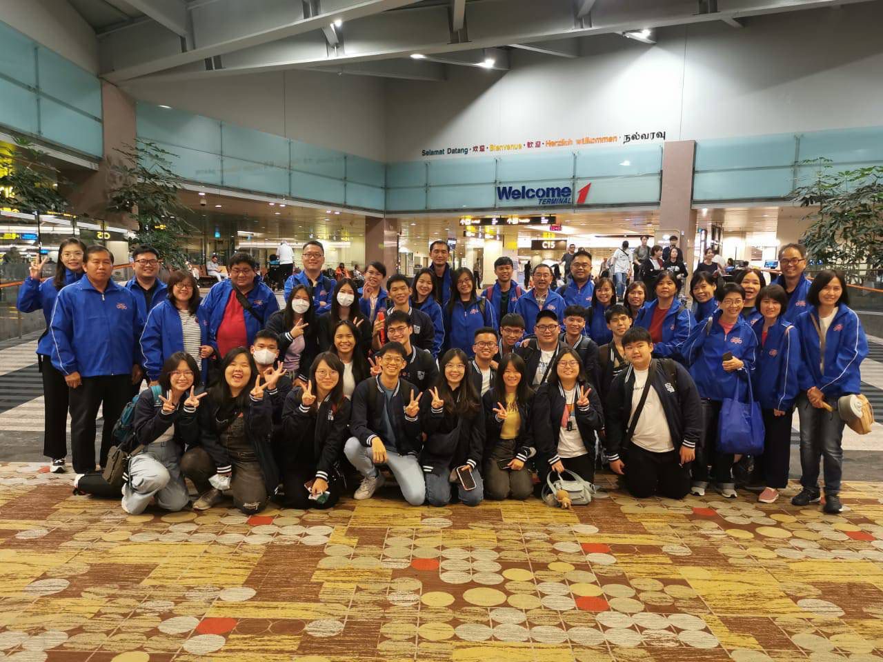 古晉中中師生交流團合影