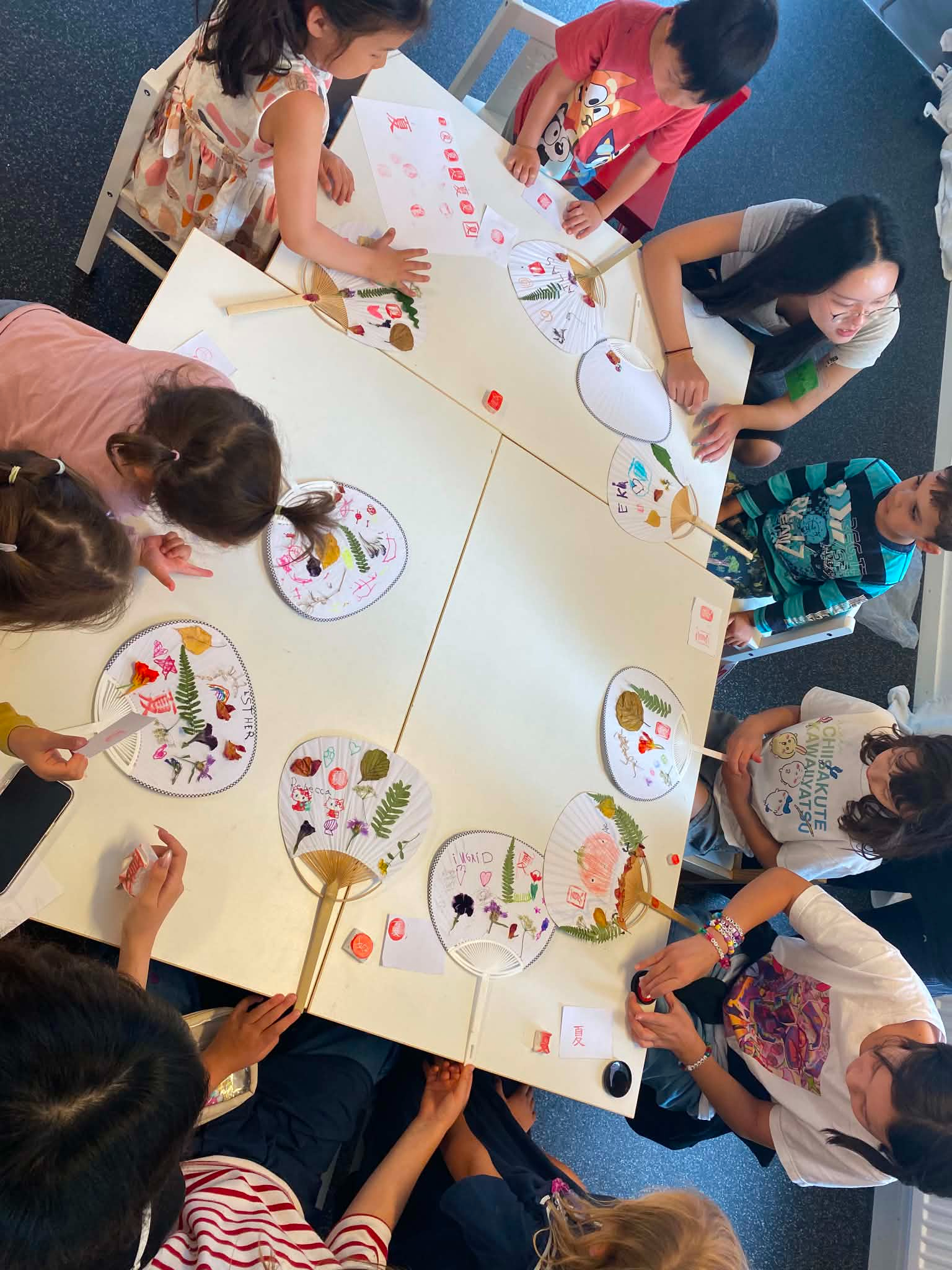 孩子們結合夏字印章創作傳統竹柄紙扇