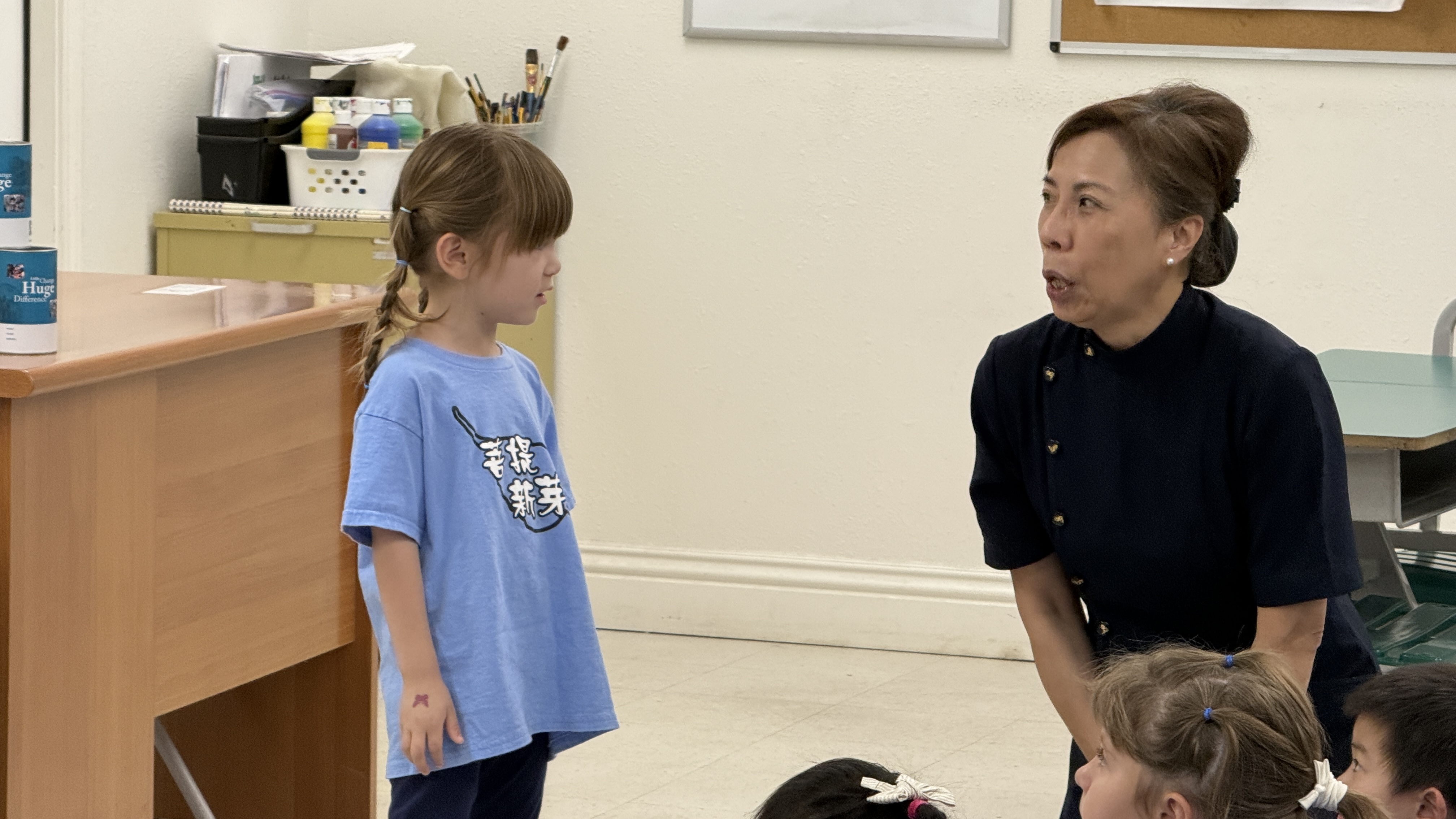 學生 張恬芯：「因為需要幫助別人，那衣服的時候可以給他們，送給他們，可以給他們買食物，可以買書包，可以可以買鉛筆。」