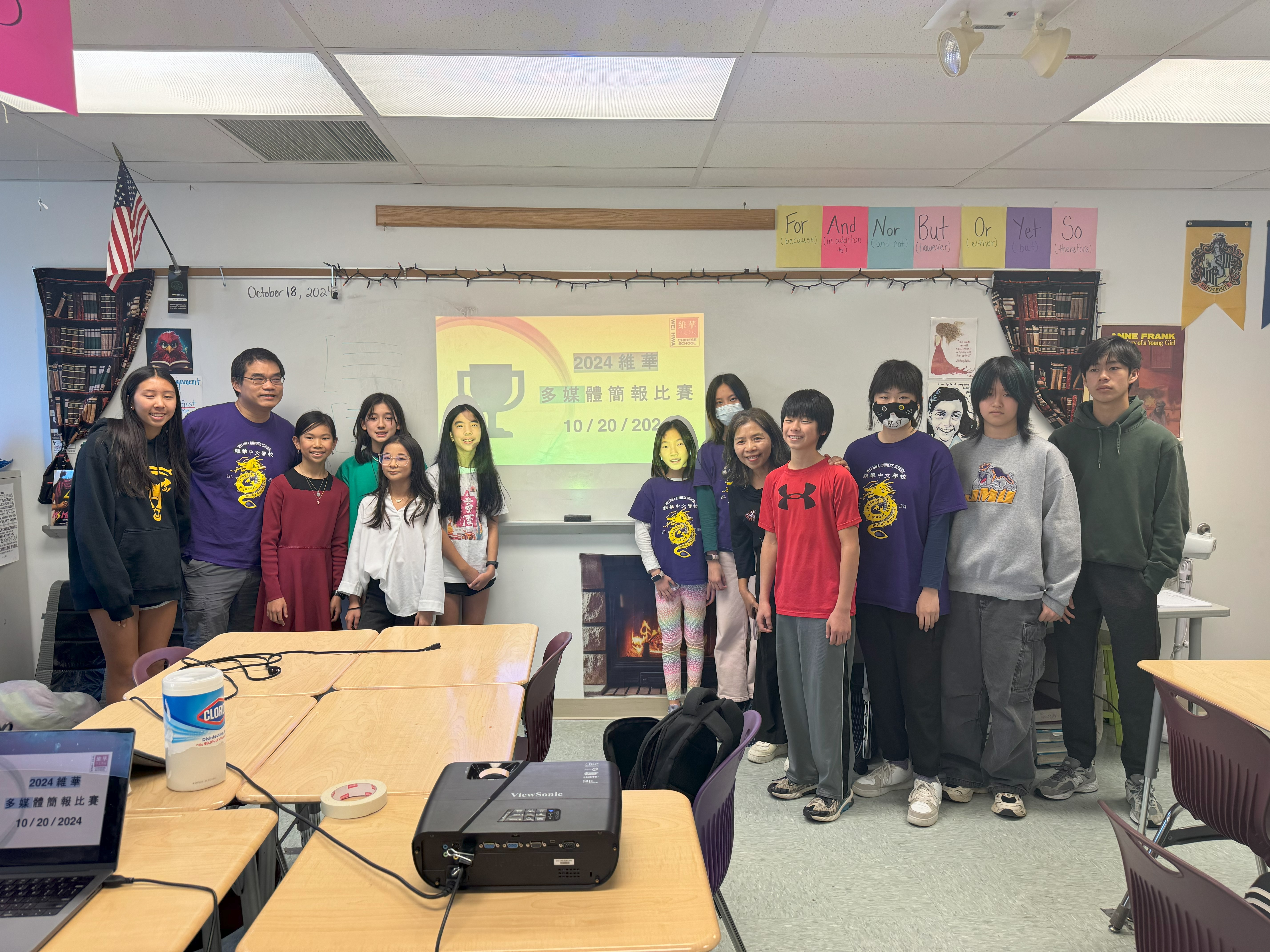 謝燕燕校長（右）、梁鑫鴻教務主任（左）與參賽得獎同學合影 