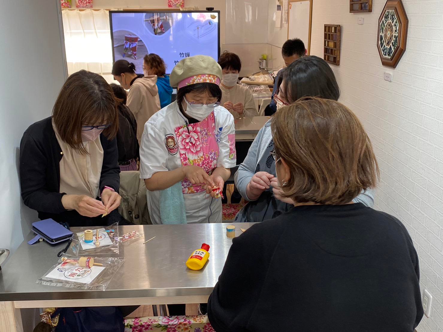 教授大家製作客家花布的台灣童玩-竹蟬