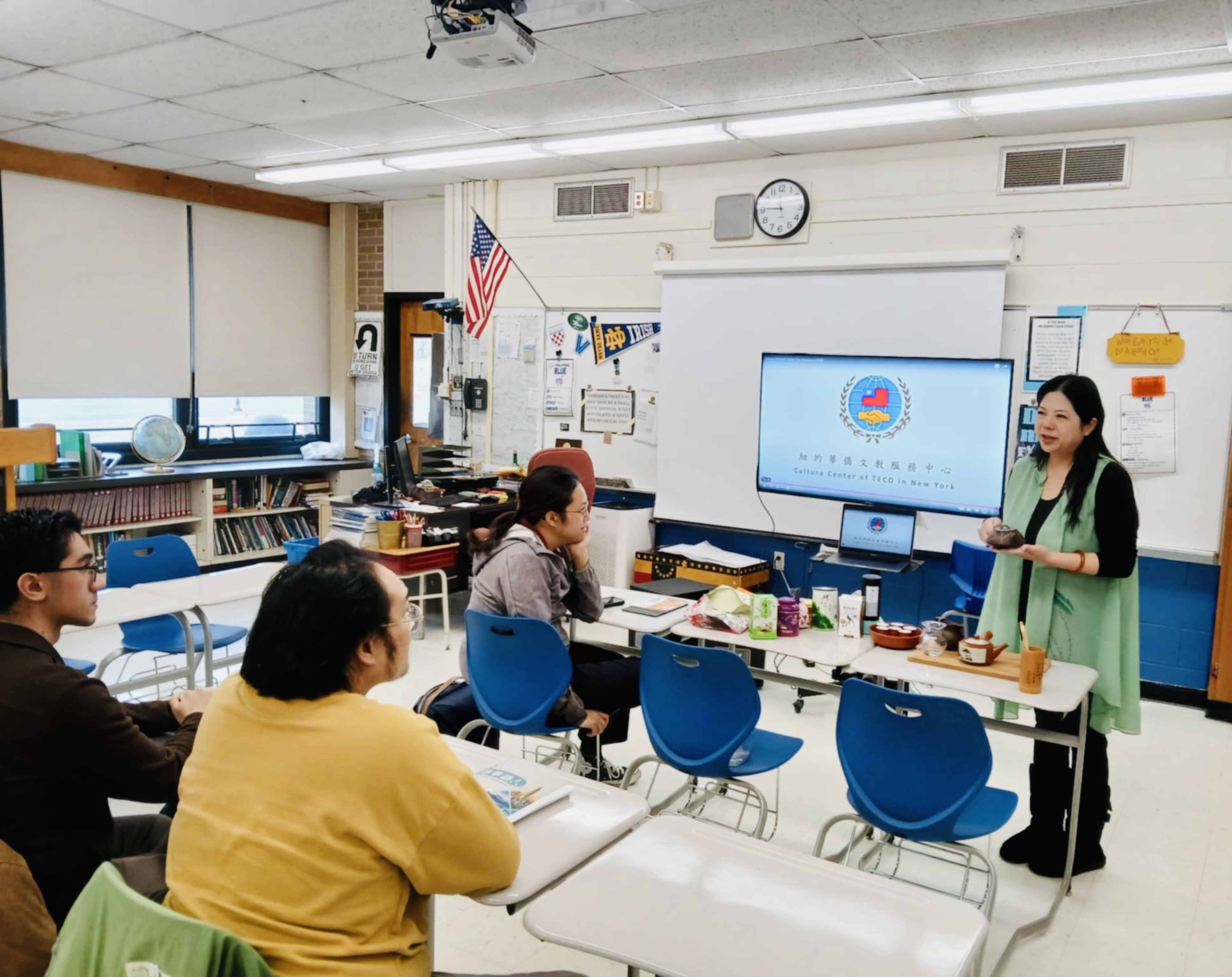 TCML初級班「臺灣茶藝」文化活動中，在主任江海寧的帶領下，學生們親身體驗臺灣傳統茶道。