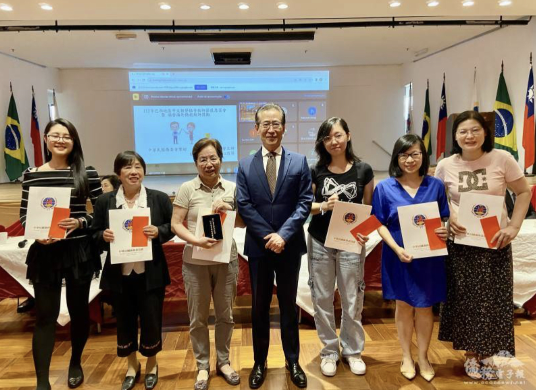 處長馮光中（中）頒發獎狀及獎勵金給6位海外優良教師