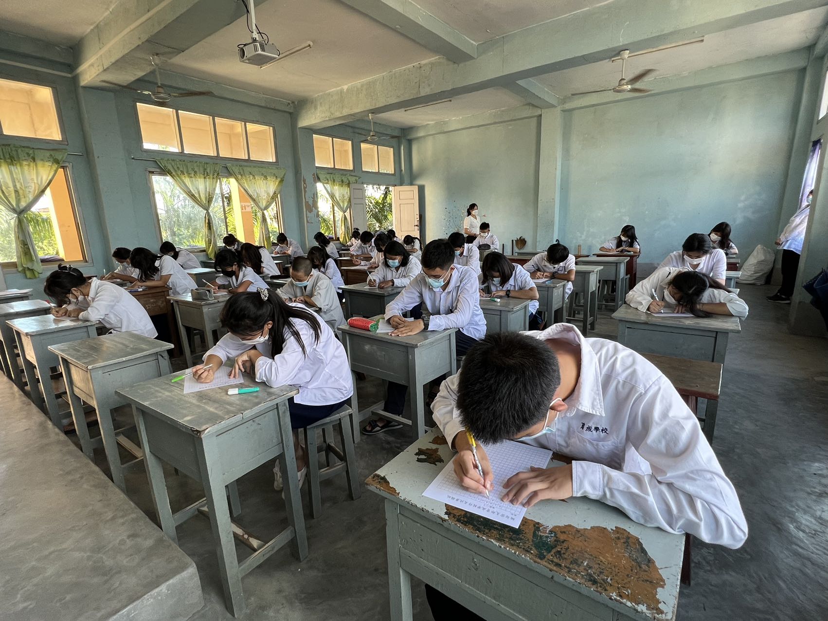 參賽學生認真發揮寫作才能