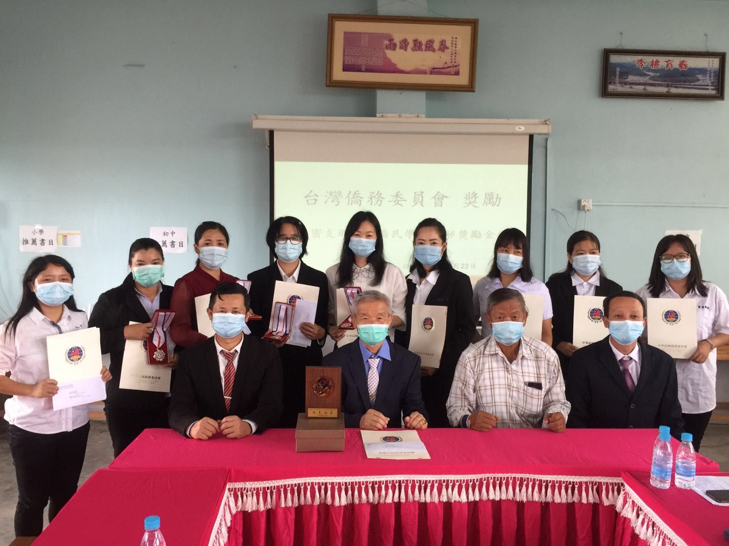 全體獲獎教師與學校領導合影