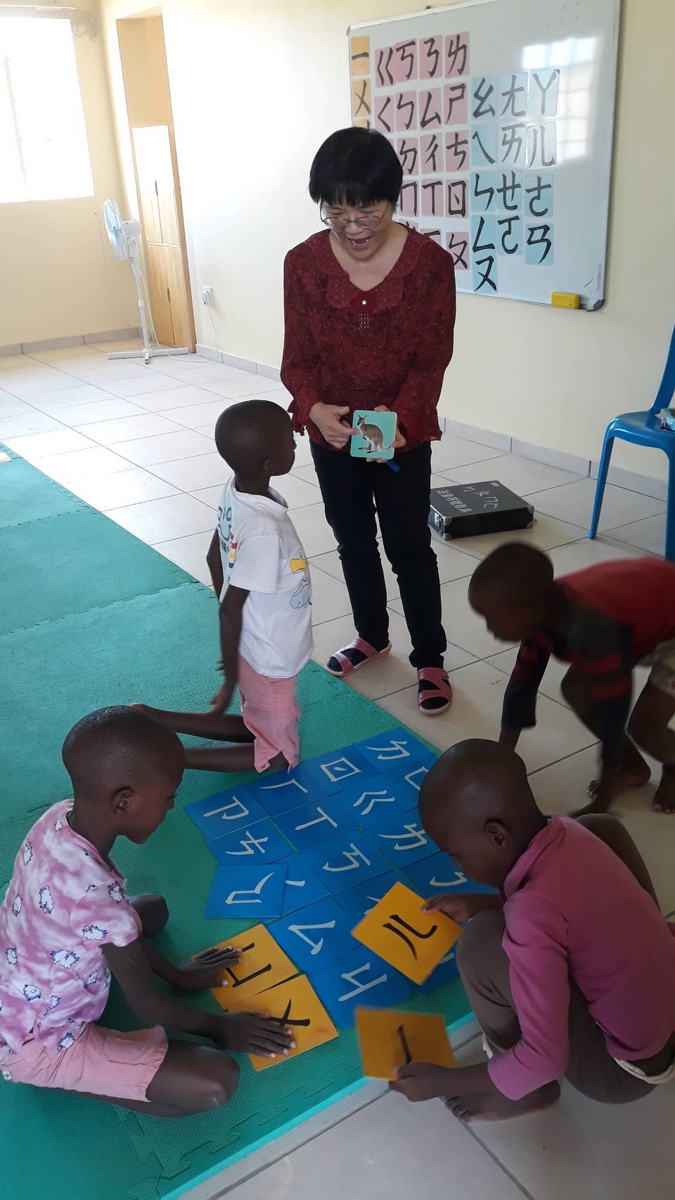 納米比亞圓覺私立學校   中文課說故事～「屋頂」4