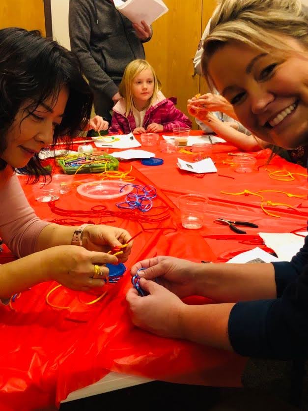 荷蘭中文學校教導社區民眾做中國手工藝品