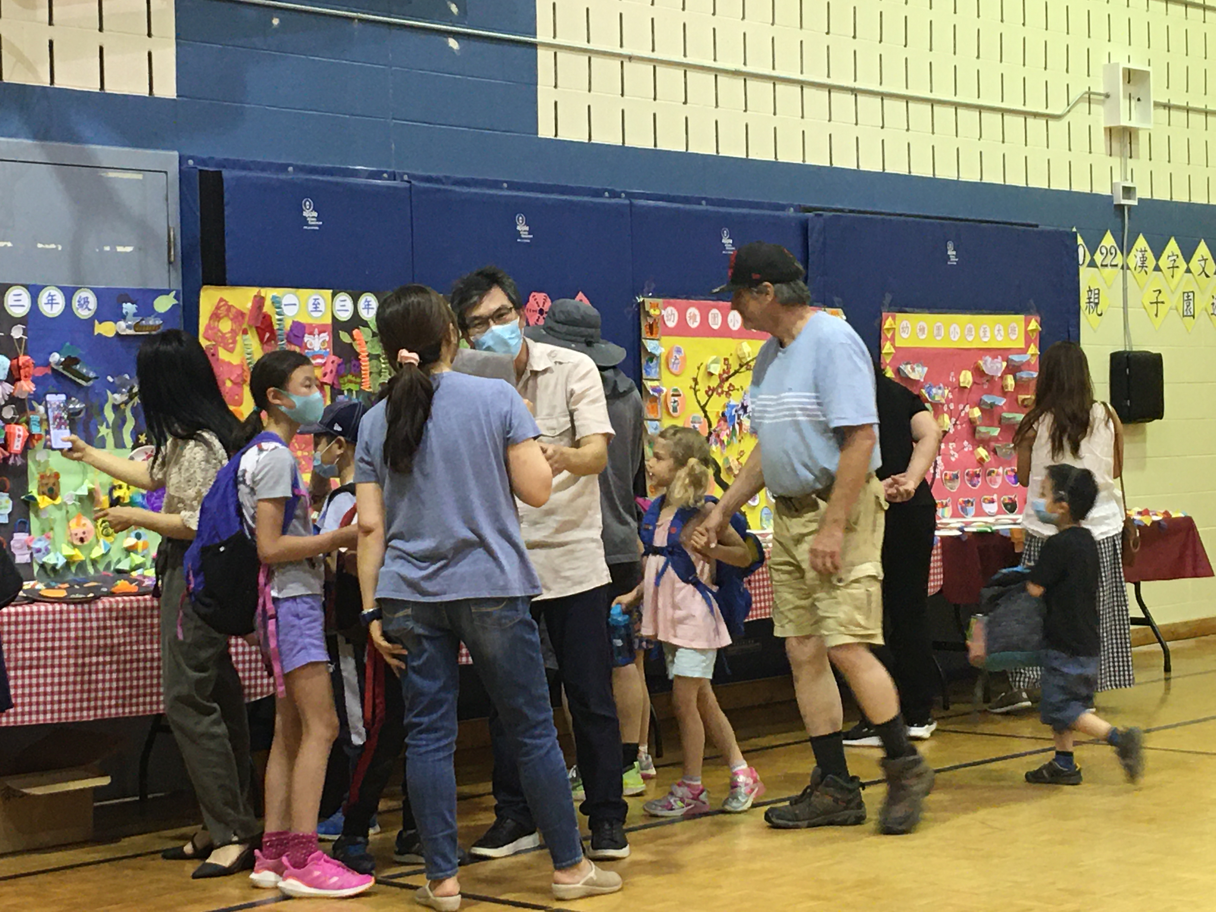 家長們踴躍參與親子園遊會