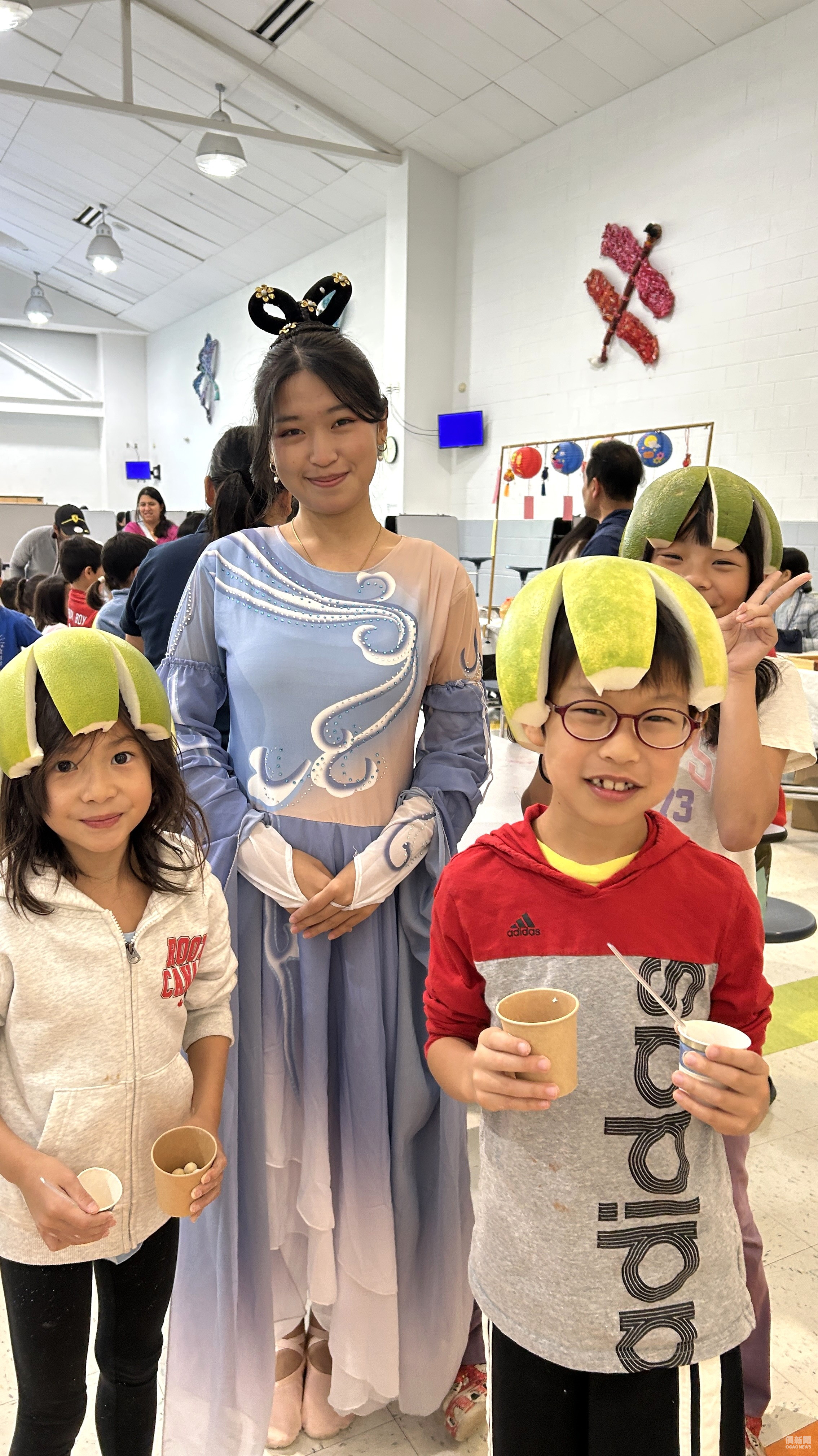 拼音班一年級學生開心體驗鳳梨酥製作。