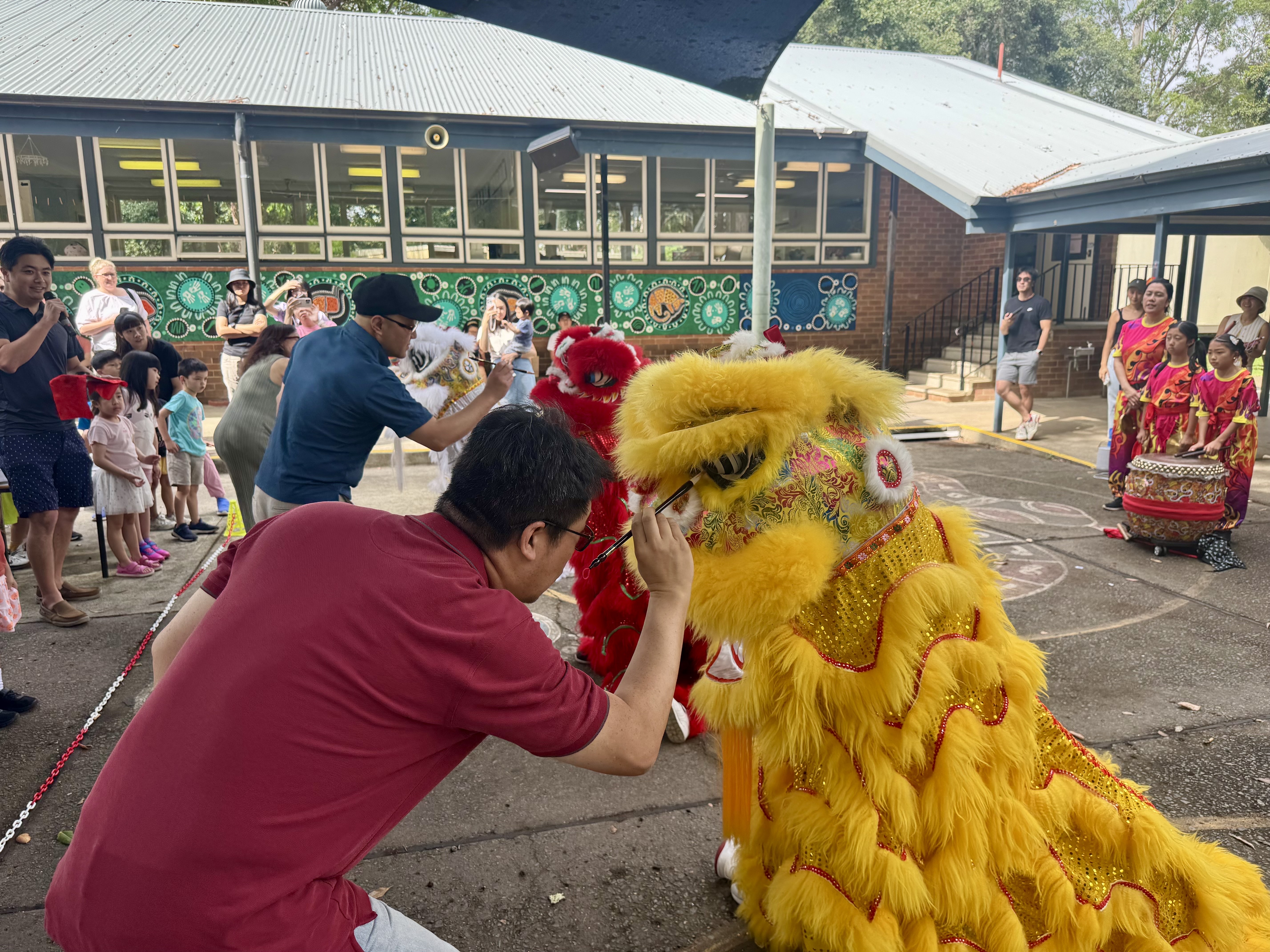 同鄉會副會長徐金禮、謝章宏理事、劉碧珍校長共同主持畫龍點睛及開光儀式