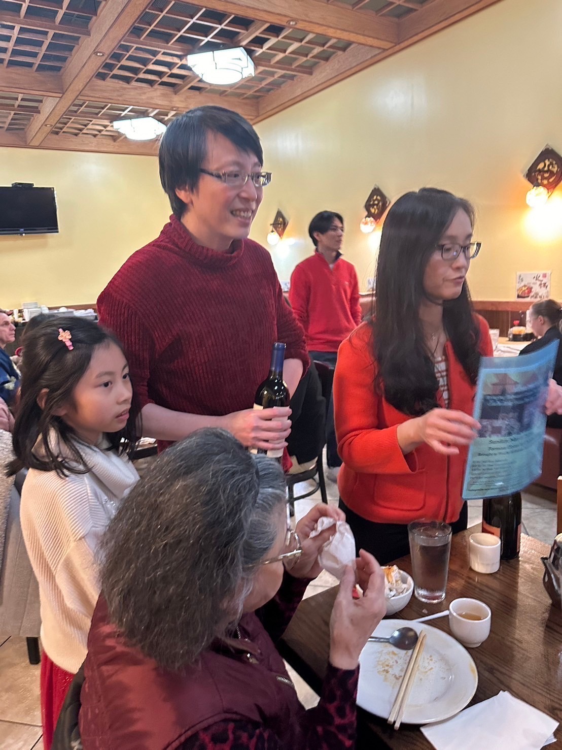 會長Annie Tudor及校長Bernard Chen逐桌介紹推廣課程。