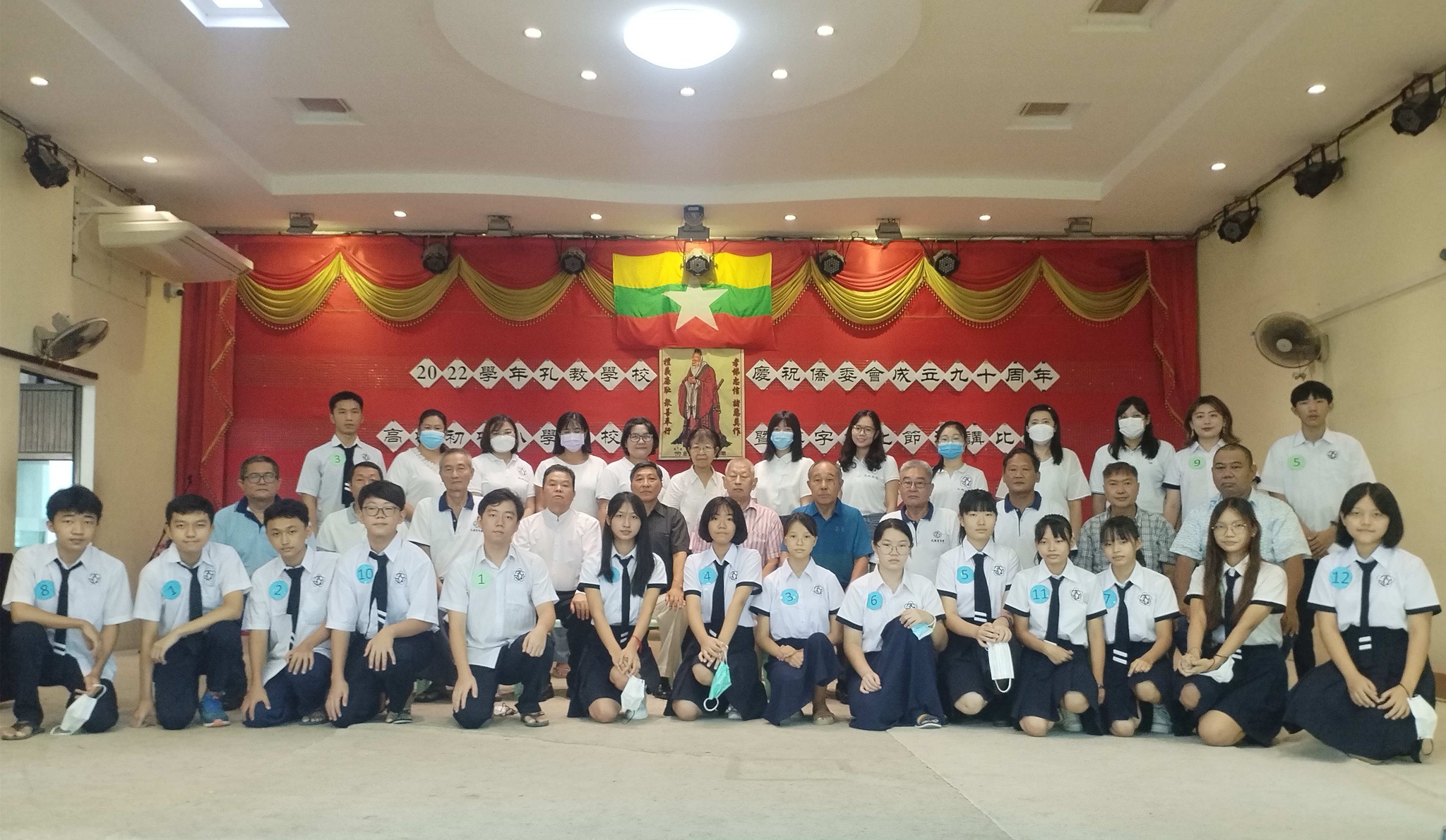 初中組、高中組參賽同學們與校領導、主任老師們合照