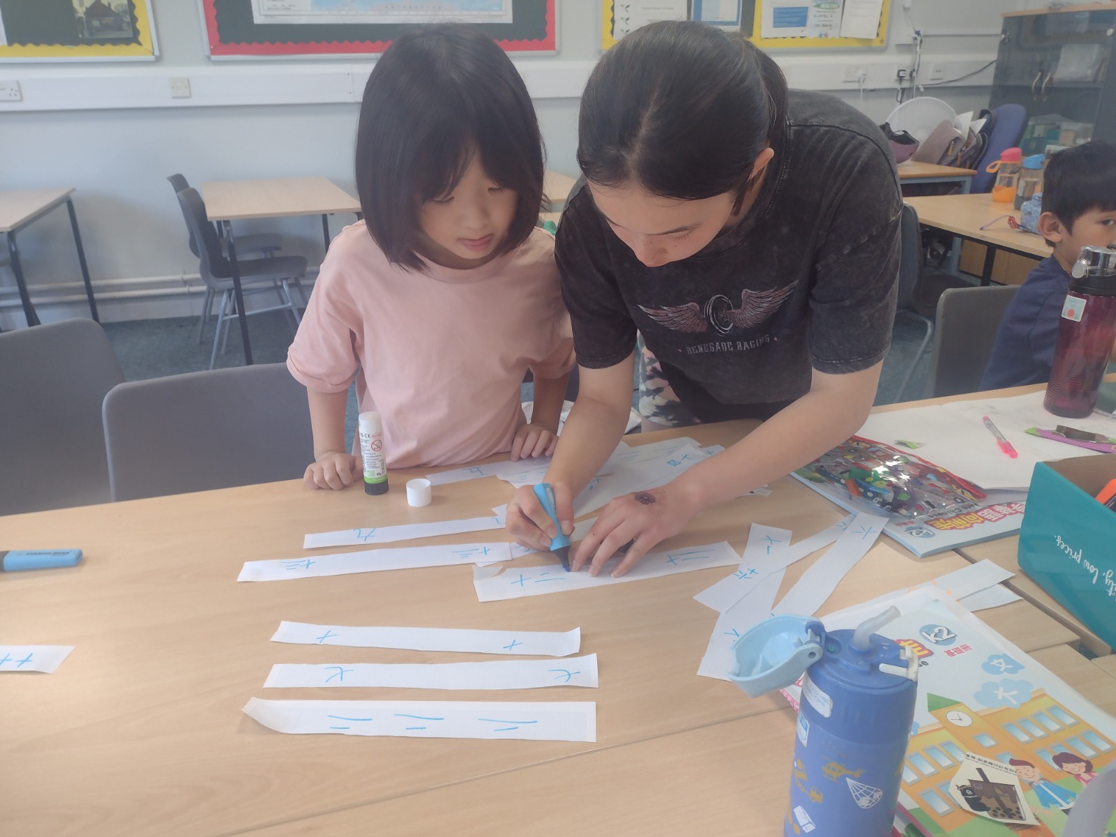 學生們用心籌備分組競賽活動