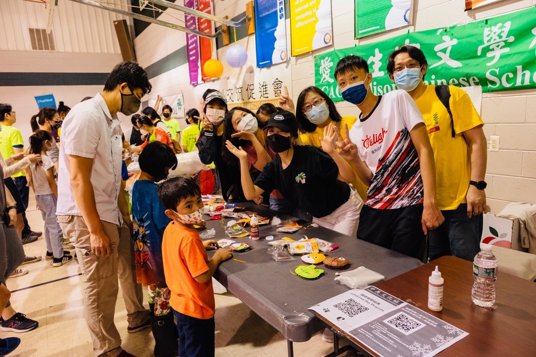 大家在園遊會的攤位上學習做香包。