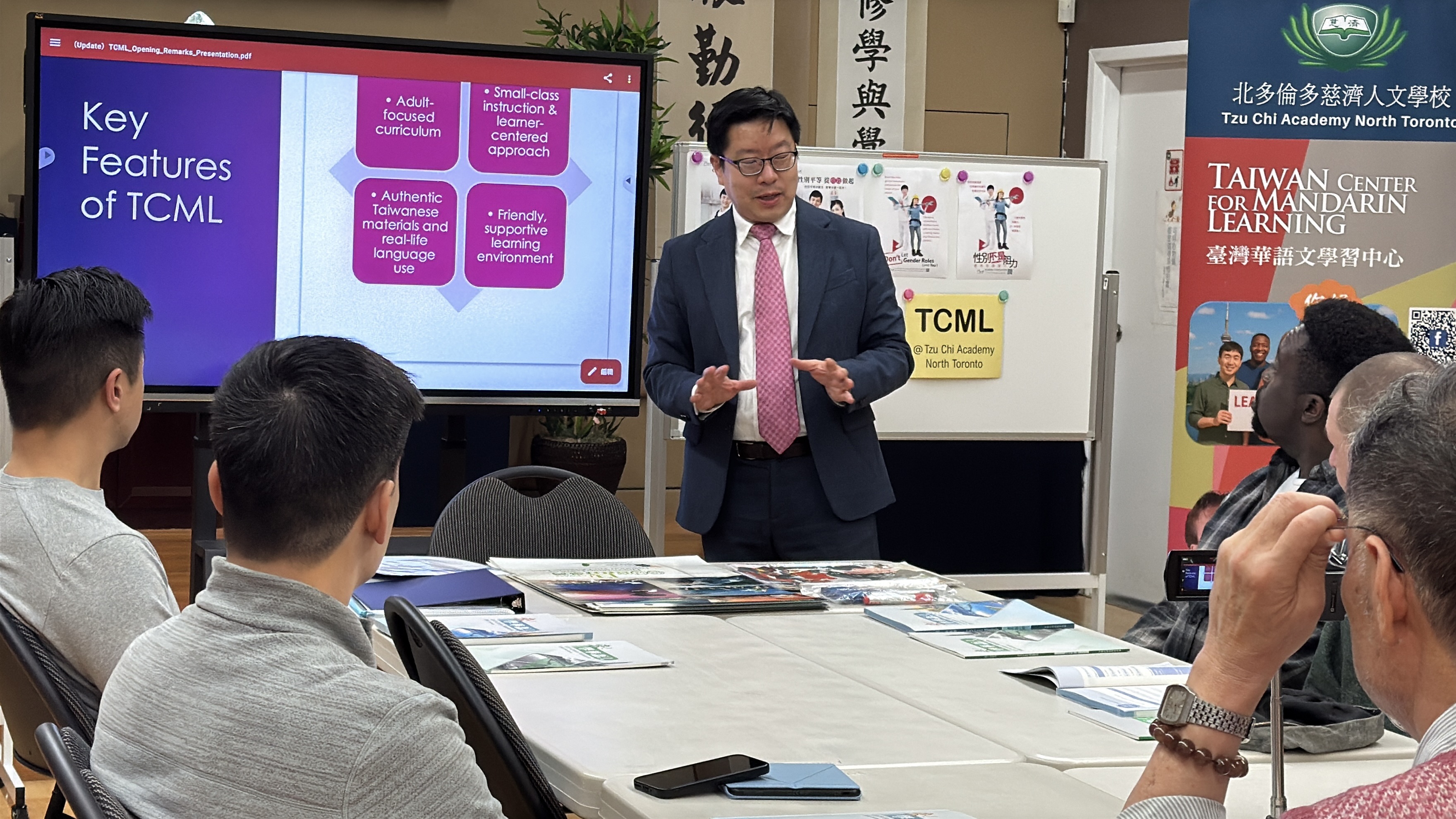 多倫多文教中心主任藍柏青以英文簡報說明臺灣華語文學習中心（TCML）制度的發軔與理念