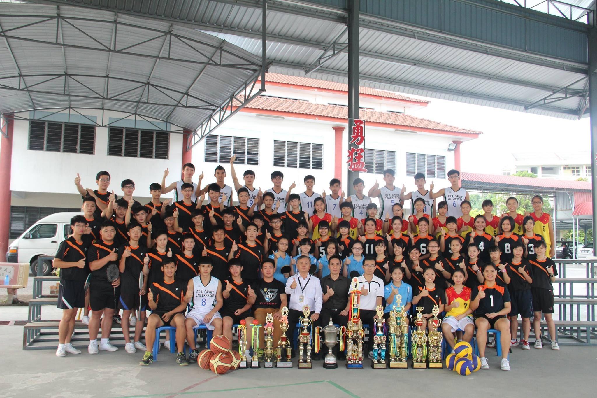 章偉權教師帶領學生參加體育競賽獲獎無數