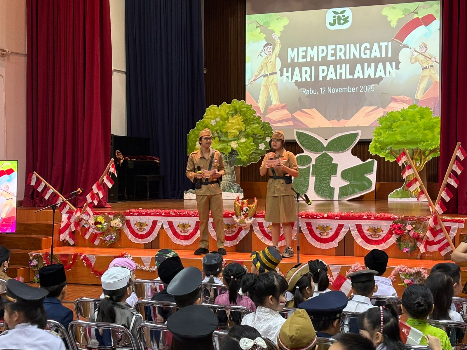 照片九 由十一年級學生會成員Aptana與Liliani主持整場活動