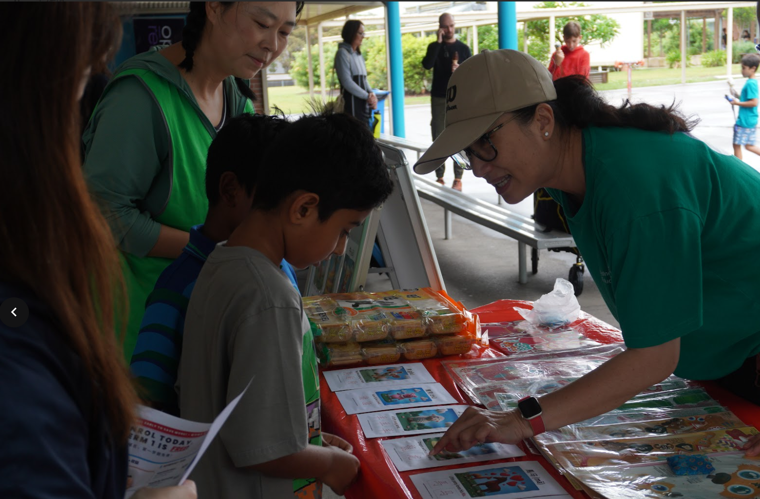 老師透過諧音記憶圖卡，指導學生快速掌握生肖讀音。
