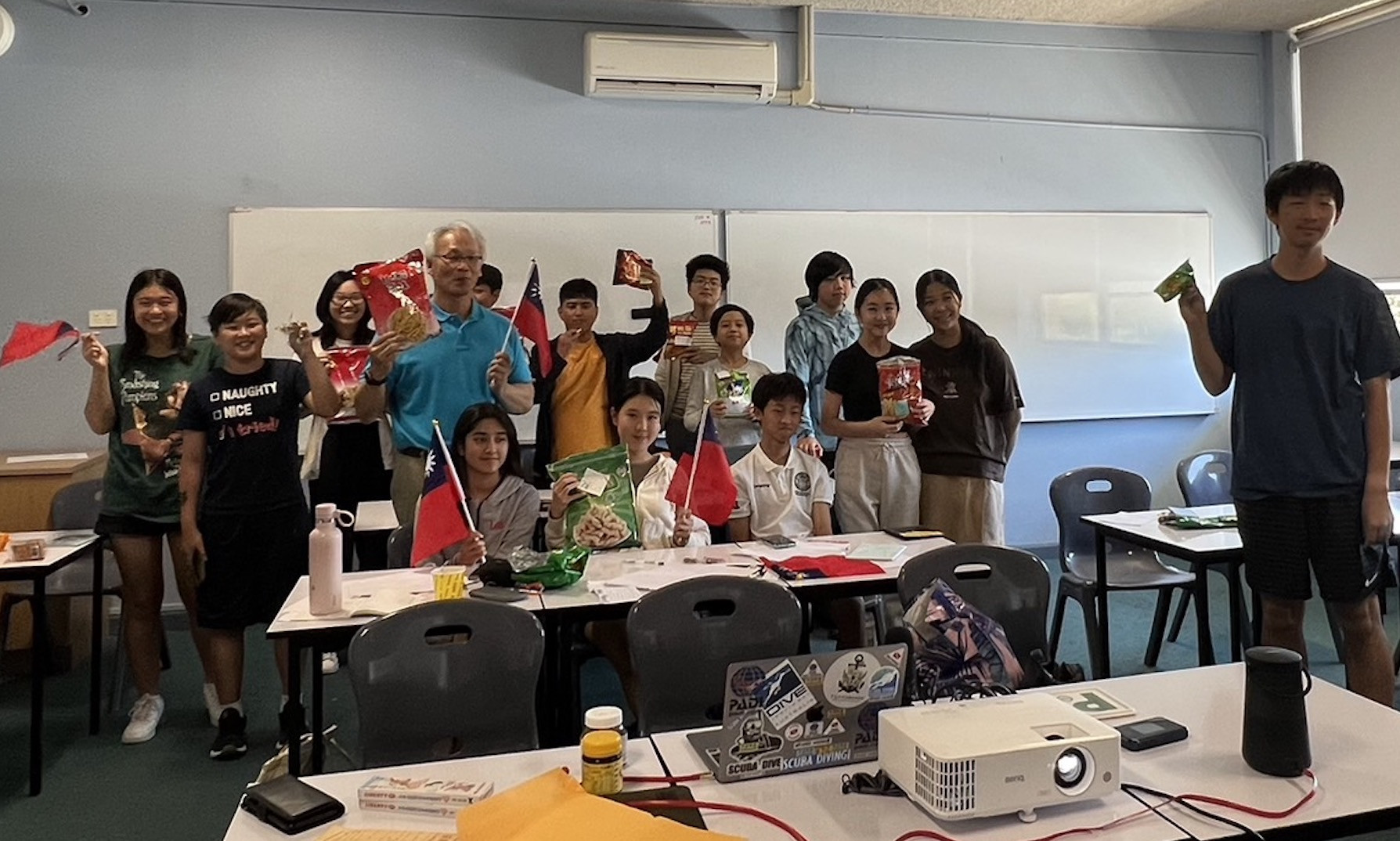 澳洲學生快樂享受臺灣零食與合影